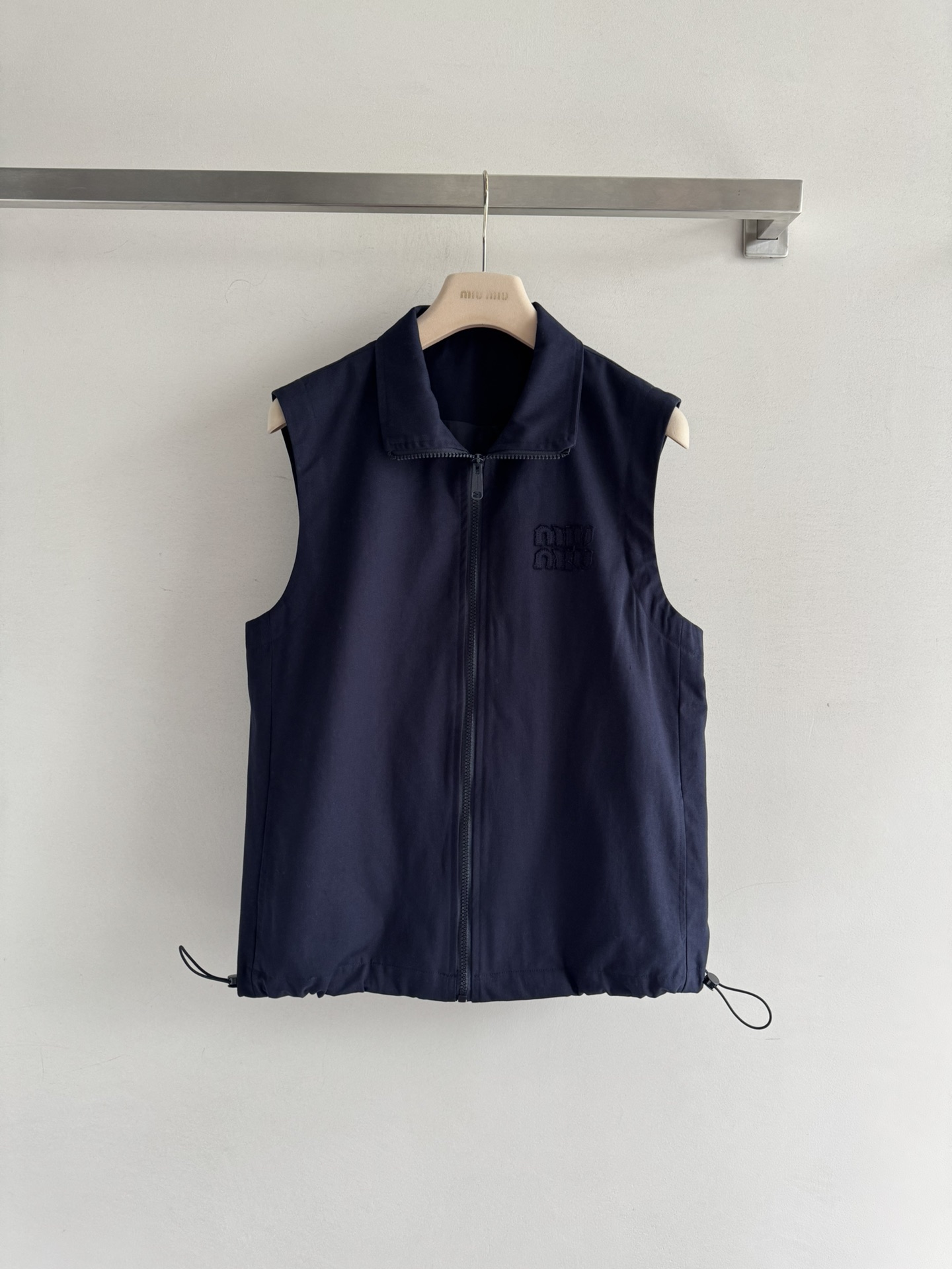 NO:459977,MiuMi*25FW new workwear vest workwear style has always been a trendy element in the fashion circle, lapel sleeveless zipper design trendy and fashionable, hem drawstring adjustable design is huge and fashionable, with pocket design on both sides, super convenient matching series skirt, a set of top-body high-end style, not only fashionable but also practical, saving time SML-,,miumiu, skirts, alexander wang19860909MiuMi*25FW新款工装马甲工装风一直是时尚圈备受瞩目的潮流元素翻领无袖拉链设计潮流时髦,下摆抽绳可调节设计巨时髦 双侧带有口袋设计超便捷搭配系列半裙一套上身高级洋气,不仅时尚又实用,省去搭配时间SML-,,miumiu,skirts,alexander wang,Women's clothing