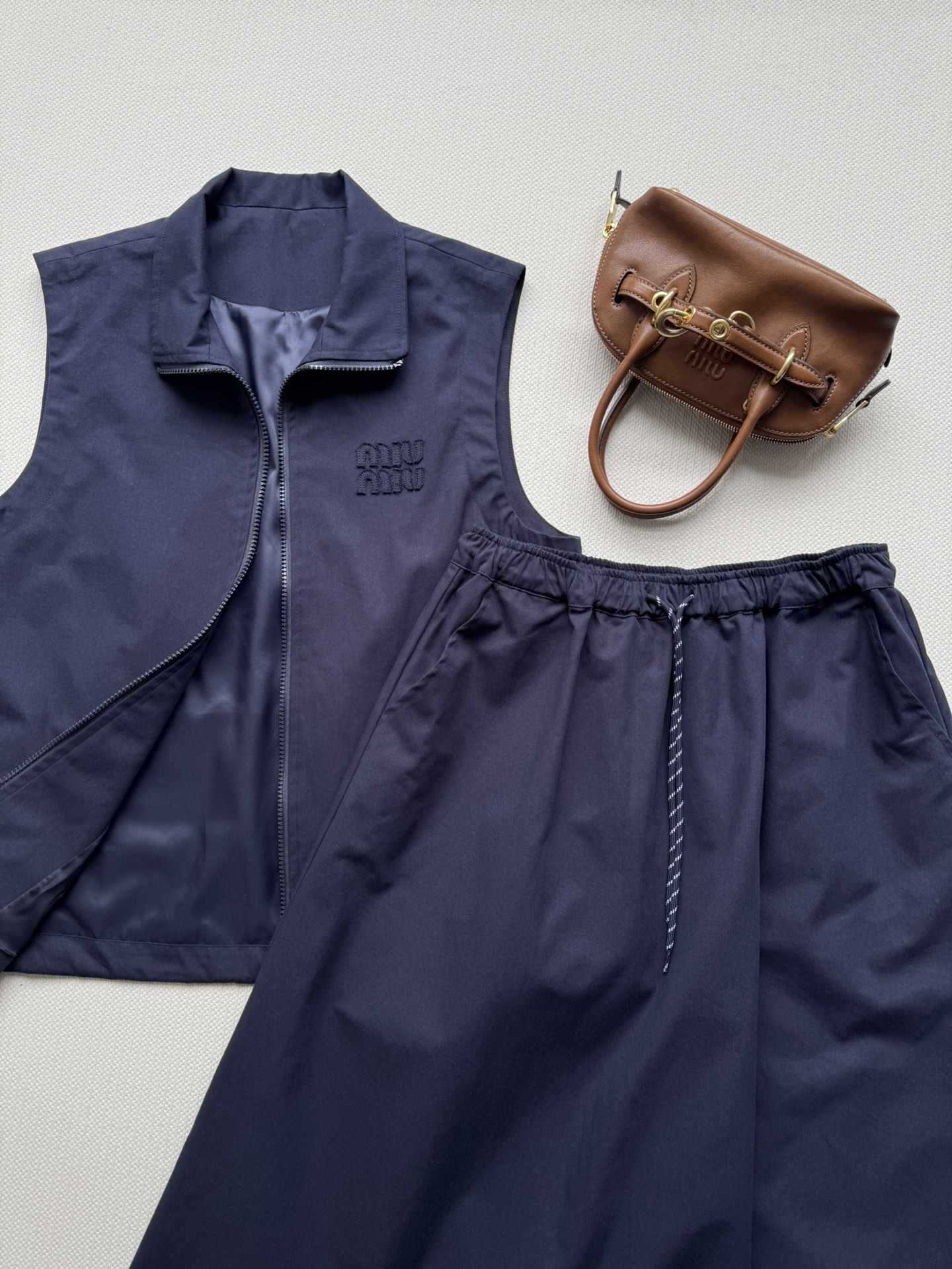 NO:459971,MiuMi*25FW new drawstring skirt work style has always been a trendy element in the fashion circle, A-line style with drawstring elastic waist design is highly inclusive, with pockets on both sides, super convenient matching series vests, a set of top-body high-end style, not only fashionable but also practical, saving time to match SML-,,miumiu, skirts, alexander wang19860909MiuMi*25FW新款抽绳半裙工装风一直是时尚圈备受瞩目的潮流元素A字版型带抽绳松紧腰设计包容性强 双侧带有口袋超便捷搭配系列马甲一套上身高级洋气,不仅时尚又实用,省去搭配时间SML-,,miumiu,skirts,alexander wang,Women's clothing