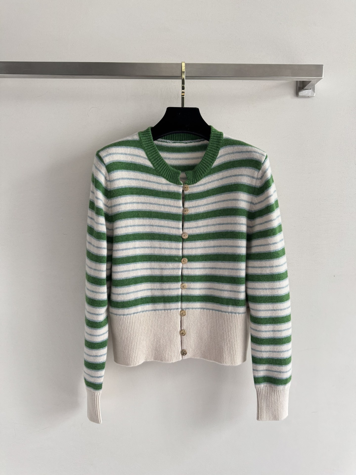 NO:459944,Lor Pian*25FW new cardigan cashmere material is soft and skin-friendly, light, comfortable and warm, classic striped upper body, lazy autumn style, not picky and versatile SML-,,alexander wang19860909Lor Pian*25FW新款开衫羊绒材质软糯亲肤 轻盈舒适保暖经典条纹上身拿捏秋季慵懒风 不挑人百搭款SML-,,alexander wang,Women's clothing