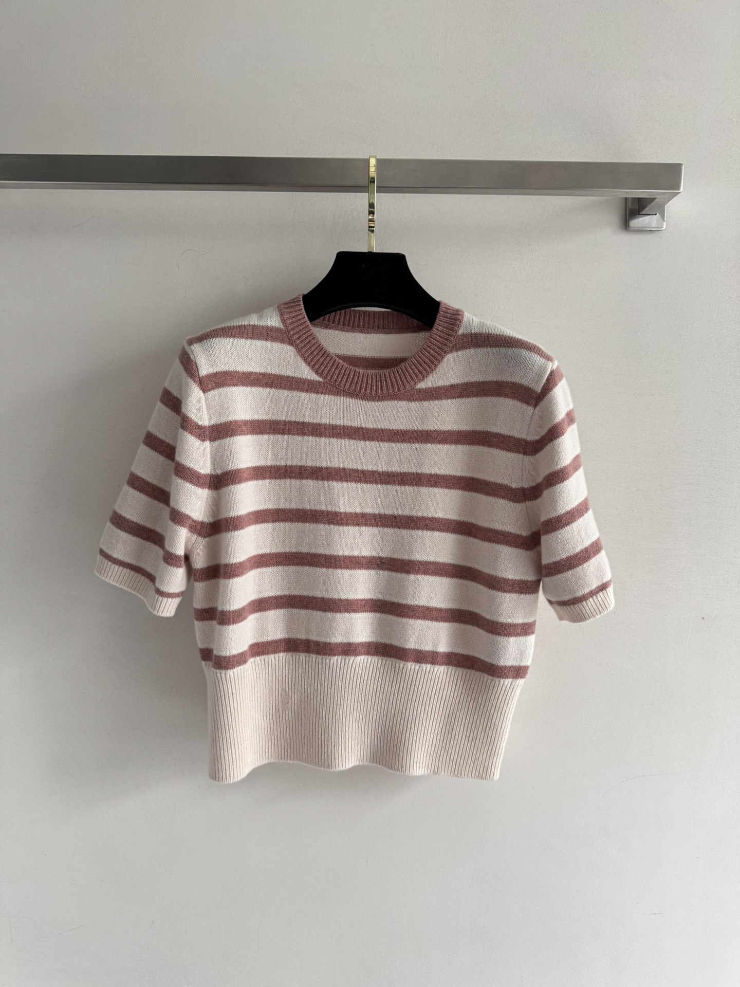 NO:459957,Lor Pian*25FW new style of knitted cashmere material is soft and glutinous, skin-friendly, light, comfortable, warm, classic striped upper body to grasp the lazy autumn style, not picky and versatile SML-,,alexander wang19860909Lor Pian*25FW新款套头针织羊绒材质软糯亲肤 轻盈舒适保暖经典条纹上身拿捏秋季慵懒风 不挑人百搭款SML-,,alexander wang,Women's clothing