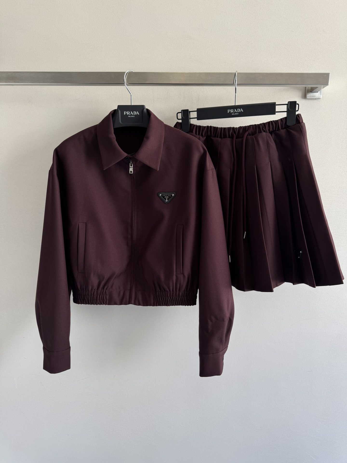 NO:461449,Prad*25FW new work jacket set classic style, iconic LOGO triangle logo design on the chest, casual sports jacket, paired with elastic drawstring pleated skirt, a set of top body full of vitality, the jacket is simple and fashionable and versatile, showing slack and lazy, trendy and cool, pleated skirt can be sweet or salty, casual and easy to wearable, strong color, high-end and white, full texture, super good style, a set of highly recommended SML,, prada, skirts, jackets & coats, jackets & coats, alexander wang19860909Prad*25FW新款工装夹克套装经典版型 胸前标志性LOGO三角徽标设计 休闲运动风夹克外套,搭配松紧抽绳百褶半裙 一套上身活力十足,外套简约时髦百搭 尽显松弛慵懒,又潮又酷 百褶裙可甜可盐 随性自在 可穿性贼强 色系高级又显白 质感满满 版型超好,一套超推荐SML,,prada,skirts,jackets & coats,jackets & coats,alexander wang,Women's clothing