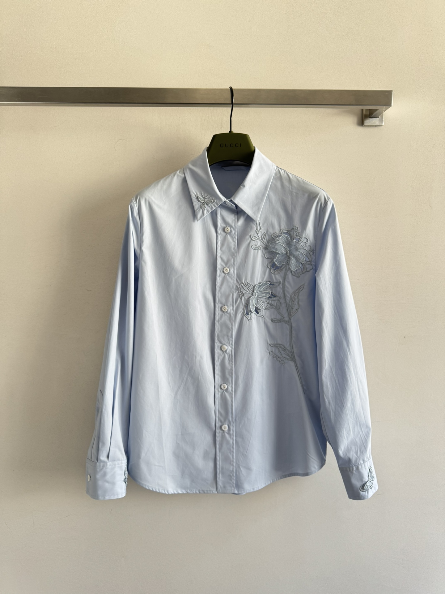 NO:461433,GUCC*25FW heavy industry flower embroidery shirt custom YB twill cotton material Comfortable texture Three-dimensional and stylish Front shoulder lapel long-sleeved shirt cut Full body texture Single-side large body embroidery process Outline combination of flower branches and leaves pattern Fresh and refined style Combined with brand letter logo design Highlight high-end outfit The butterfly embroidery flies on the cuffs and neckliness to make simple styles look individual and exquisite, the outfit shows a relaxed tone Light luxury and fashionable temperament All can be worn single-sided layered, the first choice for fashion outfits in all seasons SMl, gucci,shirts,alexander wang19860909GUCC*25FW重工花朵刺绣衬衫定制YB斜纹全棉材质 质感舒适 立体有型 正肩翻领长袖衬衫剪裁 通体细腻肌理 单侧大身绣花工艺处理 勾勒组合成立体花朵枝叶图案 风格清新脱俗 配合品牌字母徽标设计 凸显穿搭高级感 袖口领边蝴蝶刺绣翻飞 让简单款式穿出个性精致 穿搭尽显松弛调性 轻奢时髦气质 单穿叠穿均可 四季时尚穿搭首选 SMl,,gucci,shirts,alexander wang,Women's clothing