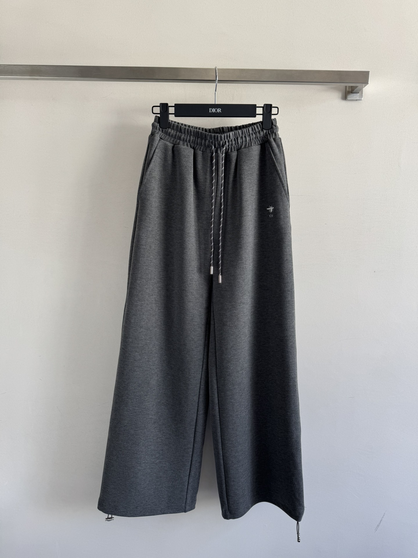 NO:461402,Dio*25FW new straight casual trousers are made of imported Tianshi cotton blend fabric, comfortable, soft and delicate texture, drawstring elastic waist design, strong inclusive back pocket letter logo embroidery embroidery, low-key and luxurious The textured fabric is super texture, cool and handsome on the upper body, classic and versatile, fashionable essentials, two-color SML, dior, alexander wang19860909Dio*25FW新款直筒休闲长裤 采用进口天丝棉混纺面料,质感舒适柔软细腻 抽绳松紧腰设计,包容性强后面口袋字母logo刺绣点缀,低调奢华 富有肌理感的面料质感超赞 上身酷帅 经典百搭 时髦精必备 两色SML,,dior,alexander wang,Women's clothing