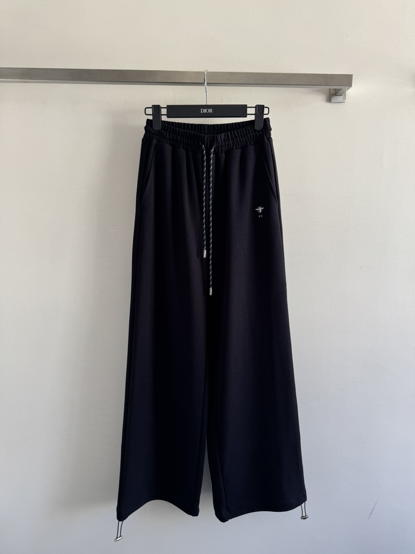 NO:461418,Dio*25FW new straight casual trousers are made of imported Tianshi cotton blend fabric, comfortable, soft and delicate texture, drawstring elastic waist design, strong inclusive back pocket letter logo embroidery embroidery, low-key and luxurious The textured fabric is super texture, cool and handsome on the upper body, classic and versatile, fashionable essentials, two-color SML, dior, alexander wang19860909Dio*25FW新款直筒休闲长裤 采用进口天丝棉混纺面料,质感舒适柔软细腻 抽绳松紧腰设计,包容性强后面口袋字母logo刺绣点缀,低调奢华 富有肌理感的面料质感超赞 上身酷帅 经典百搭 时髦精必备 两色SML,,dior,alexander wang,Women's clothing