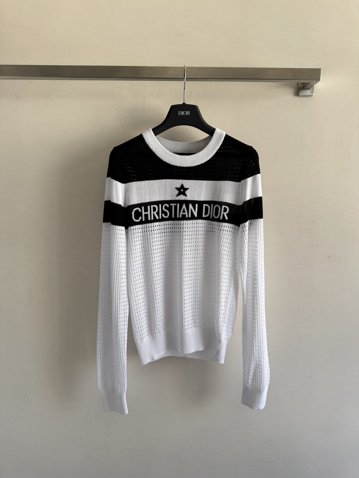 NO:462626,DIO*25 early autumn new knitted long-sleeved top, contrasting striped hollow design, decorated with classic five-pointed star pattern, paired with LOGO letters, simple and versatile, breathable and comfortable, girlish heart full of heart, sweet essentials!  Three colors SML!  ,dior,alexander wang19860909DIO*25早秋新款针织长袖上衣,撞色条纹镂空设计,配以经典五角星图案装饰,搭配LOGO字母,简约百搭,透气舒适少女心爆棚,甜美必备单品！三个色SML！,,dior,alexander wang,Women's clothing