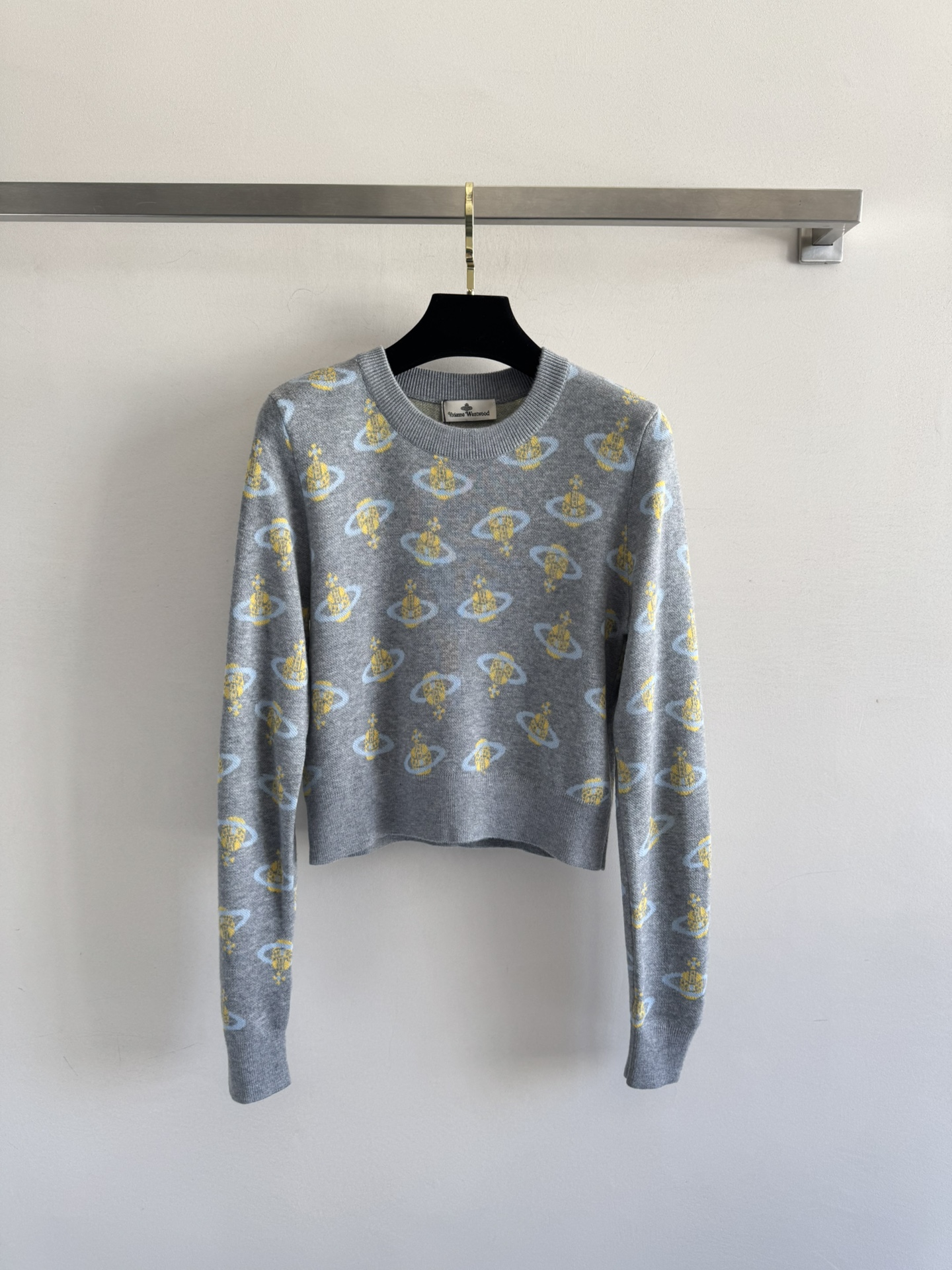 NO:462634,The new short knitted sweater with round neck loose style on Vivienne Westwoo*25FW is decorated with classic Saturn prints. The upper body is super elegant and versatile. It is a must-have for daily commuting!  SML, alexander wang19860909Vivienne Westwoo*25FW上新小短款针织衫圆领宽松版型,布满经典土星印花点缀,上身超气质百搭的 日常通勤必备！SML,,alexander wang,Women's clothing