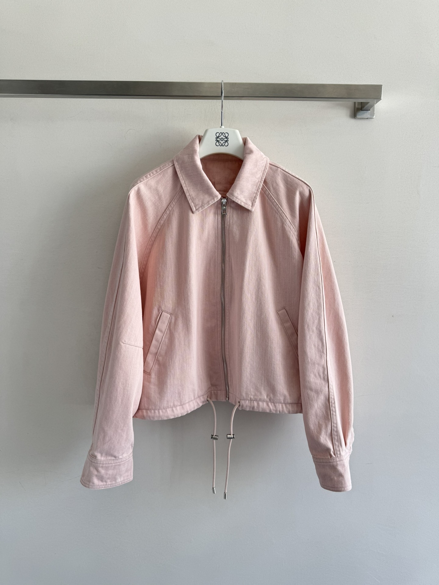 NO:462650,LOEW*25Ss new denim balloon shirt jacket with simple short design, the upper body raises the body proportions!  The chest pocket is decorated with straw logo embroidery, exquisite details and points, with a little thought design with a slit back. The loose silhouette hem drawstring element design can adjust the waistline, whoever wears it will make you look slim and not picky about others. It is casual and handsome. Fresh and fashionable. Two-color SML-,,loewe,espadrilles,jackets & coats,shirts,alexander wang19860909LOEW*25Ss新款牛仔气球衬衫外套简约的短款设计上身拉高身材比例！胸前口袋饰有草编徽标刺绣,细节精致又加分后背开叉的小心思设计低调又性感,宽松廓形下摆抽绳元素设计可以调节腰围,谁穿谁显瘦版型不挑人穿 随性帅气 清新又时髦两色SML-,,loewe,espadrilles,jackets & coats,shirts,alexander wang,Women's clothing