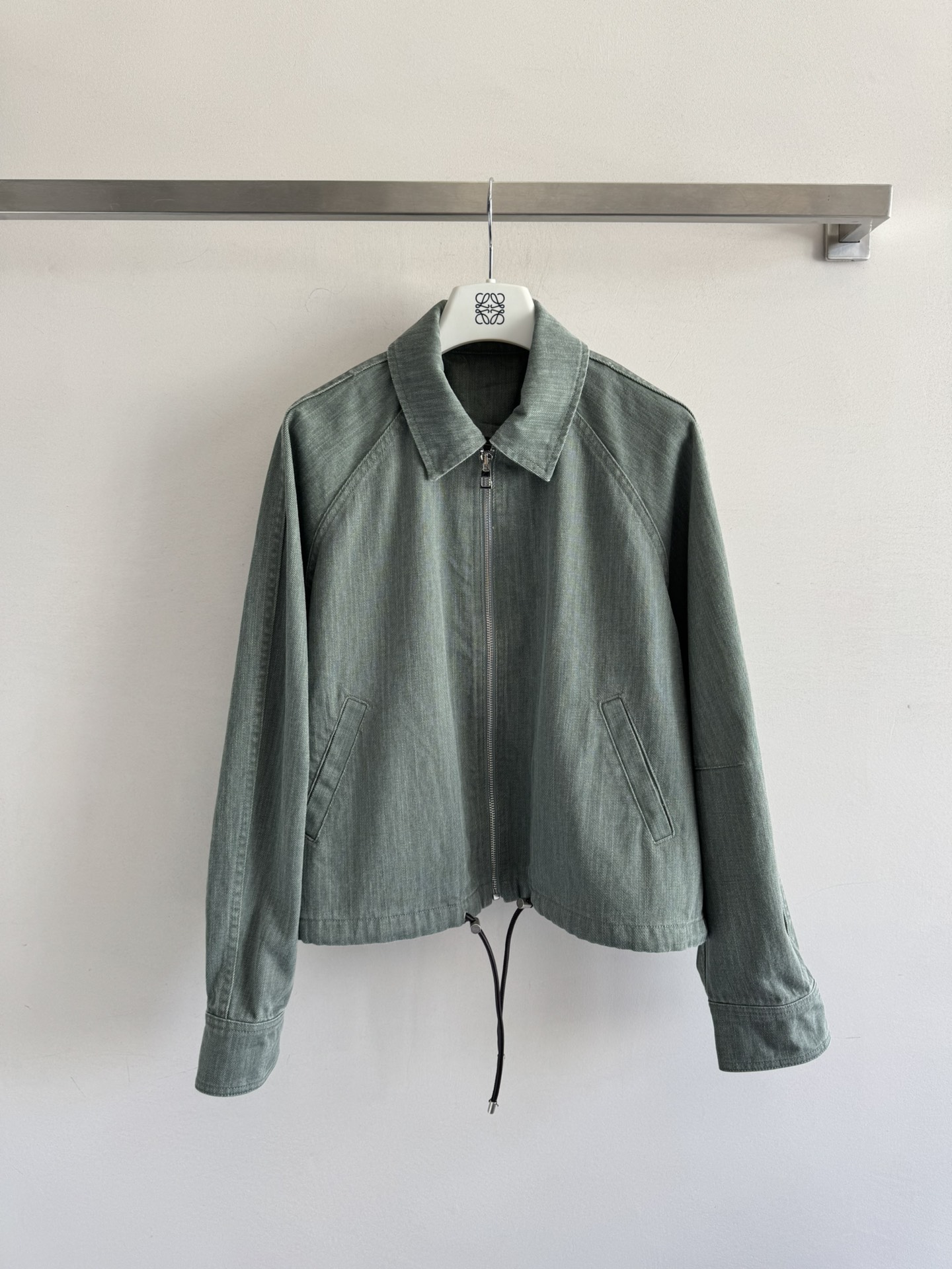 NO:462642,LOEW*25FW new denim shirt jacket simple design raises the body proportions!  The back is decorated with brand leather logo embellishment. The details are exquisite and the ragdoll sleeves are carefully designed with low-key and fashionable. The loose silhouette hem drawstring element design can adjust the waistline. Whoever wears it will make you look slim and not picky about others. It is casual and handsome. Fresh and versatile. Two-color SML-,,loewe, jackets & coats,shirts,alexander wang19860909LOEW*25FW新款牛仔衬衫外套简约的设计上身拉高身材比例！背后饰有品牌皮质徽标点缀 细节精致又加分插肩袖小心思设计低调又时髦 宽松廓形下摆抽绳元素设计可以调节腰围,谁穿谁显瘦版型不挑人穿 随性帅气 清新又百搭两色SML-,,loewe,jackets & coats,shirts,alexander wang,Women's clothing