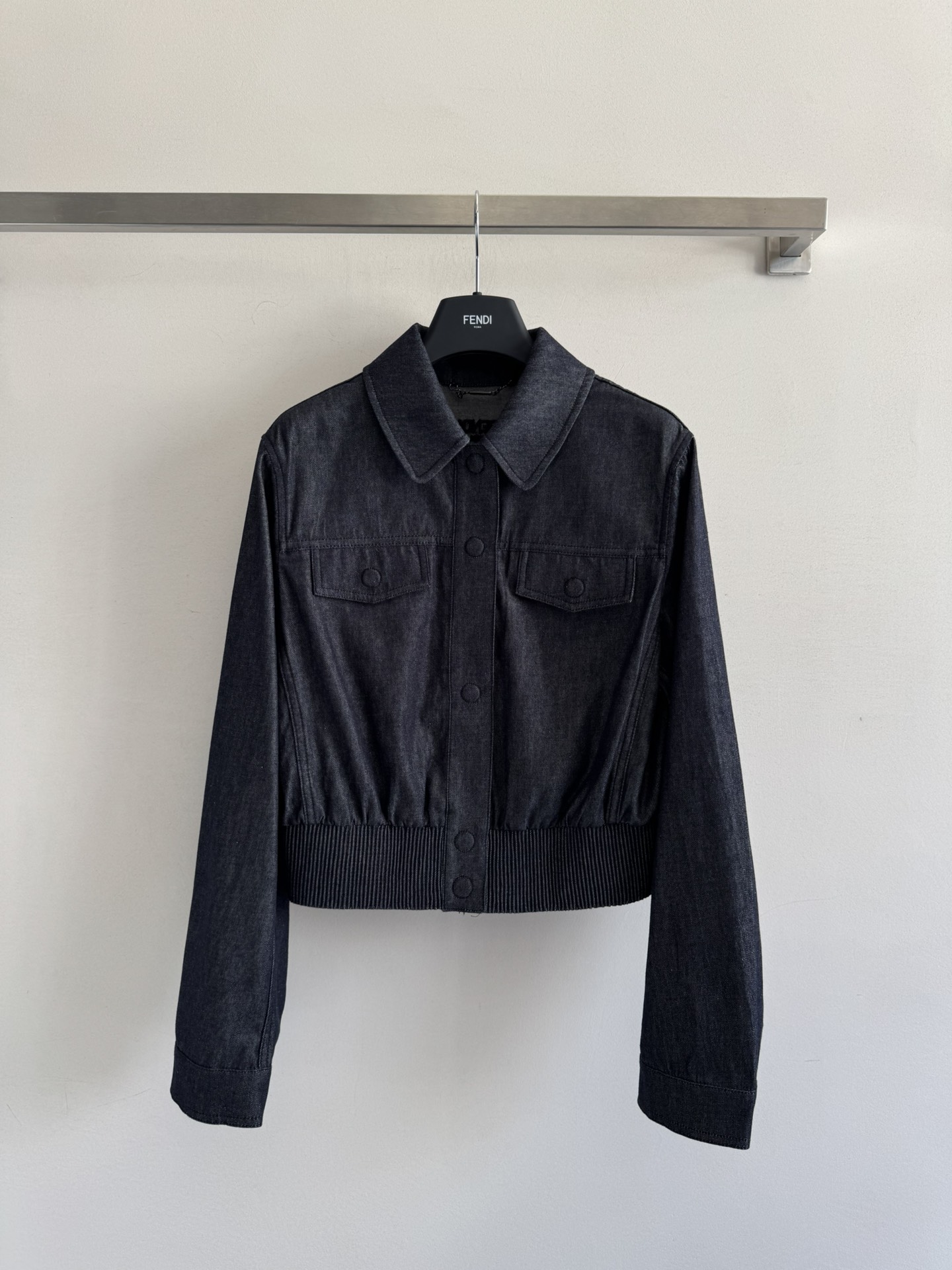 NO:462667,FEND*25FW early autumn new style, snap-button waist jacket, short jacket, classic lapel upper body, unintentional high-end, effortless fashionable, overall simple and elegant, comfortable to wear, recommended complete sets!  Workmanship quality depends on details, S/M/L., fendi, jackets & coats, jackets & coats, alexander wang19860909FEND*25FW早秋新款 按扣束腰夹克短外套 经典翻领上身就一整个不经意的高级 毫不费力的时髦 整体简约大方 廓形穿着舒适 推荐成套搭配！做工品质看细节,S/M/L.,,fendi,jackets & coats,jackets & coats,alexander wang,Women's clothing