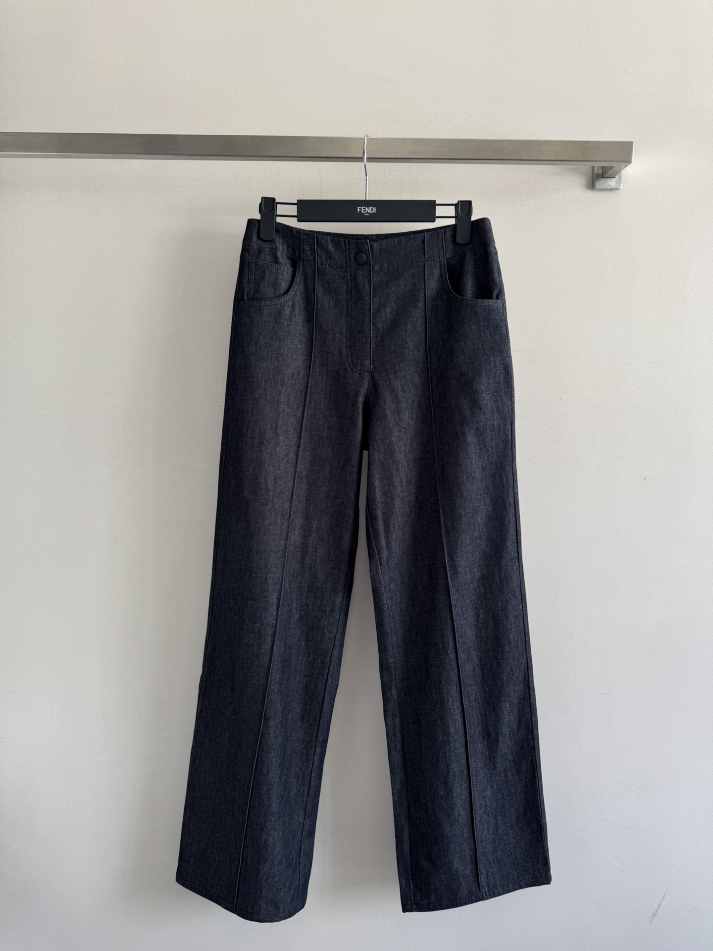 NO:462683,FEND*25FW new trousers with leather logo logo decoration, personality tone, cool and cool upper body, delicate texture, high waist design, wide-leg straight-fitting style, huge slim upper body, classic and fashionable. Recommend a set of outfits to be fashionable and full of SML-,,fendi,alexander wang19860909FEND*25FW新款长裤背后皮质logo标志装饰 个性色调上身又酷又飒 纹理细腻高腰的设计 阔腿直筒的版型上身巨显瘦 经典又不失时髦感 推荐一套穿搭时尚感拉满SML-,,fendi,alexander wang,Women's clothing