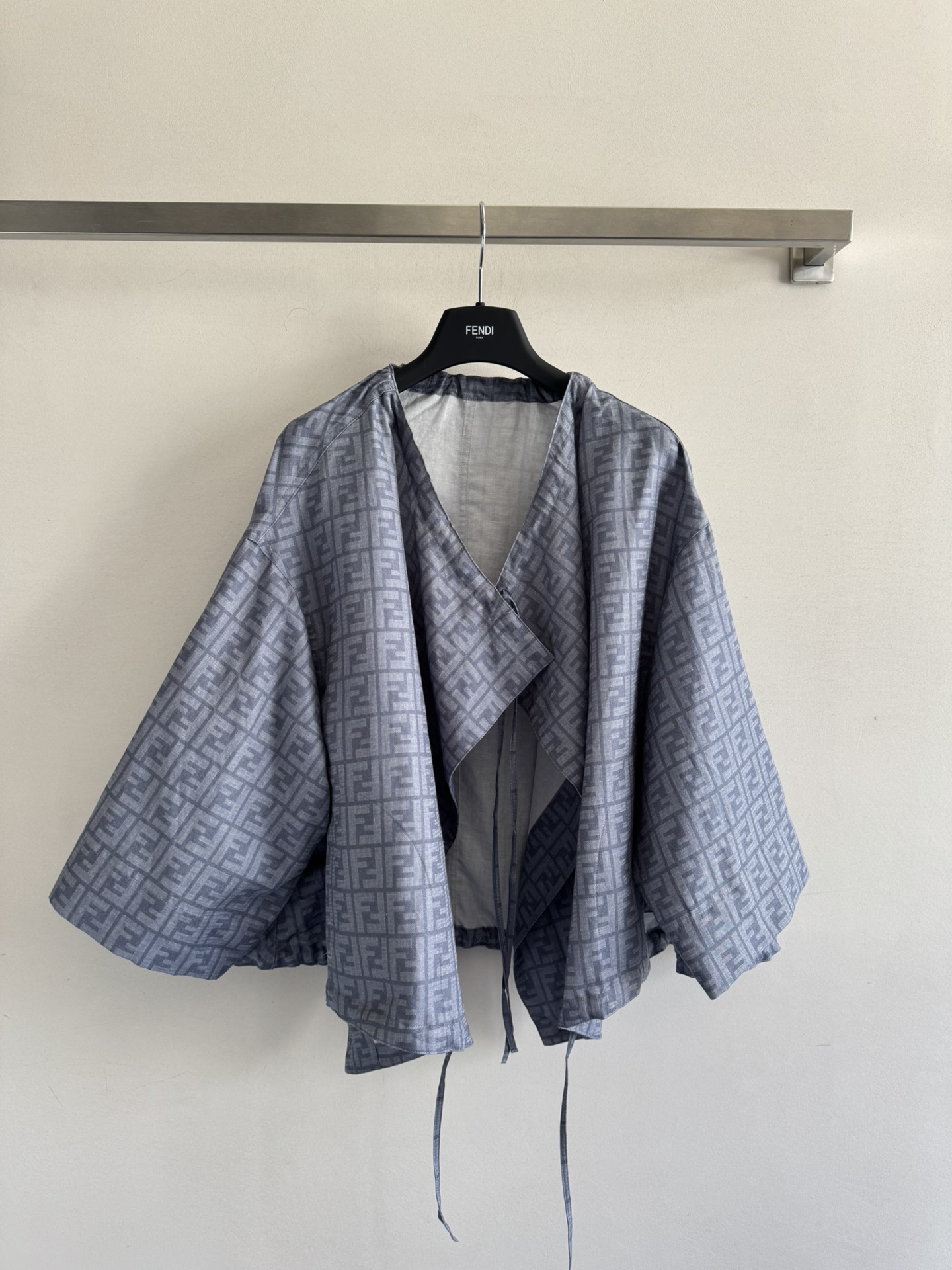 NO:462657,FEND*25FW new style old jacquard retro cloak jacket, white and rich and beautiful outfit is fashionable and low-key, temperament and luxurious ~ the neckline is designed with drawstring, simple and high-end, fashionable and fashionable two-color SMl,,fendi, jackets & coats,alexander wang19860909FEND*25FW新款 老提花复古斗篷外套,白富美穿搭时髦低调 气质又奢华~领口采用抽绳系带设计 简约高级 时尚洋气两色SMl,,fendi,jackets & coats,alexander wang,Women's clothing