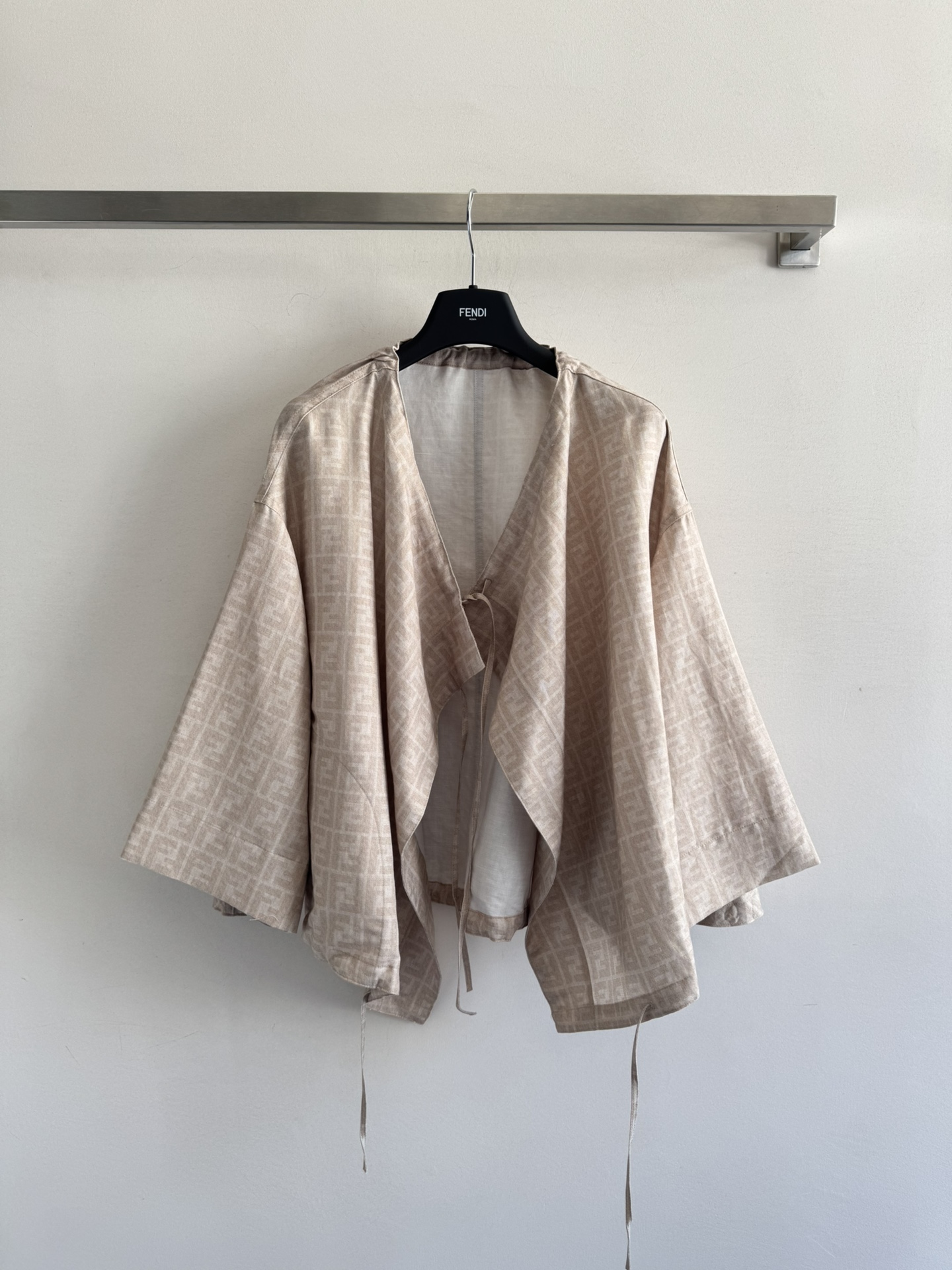 NO:462649,FEND*25FW new style old jacquard retro cloak jacket, white and rich and beautiful outfit is fashionable and low-key, temperament and luxurious ~ the neckline is designed with drawstring, simple and high-end, fashionable and fashionable two-color SML, fendi, jackets & coats, alexander wang19860909FEND*25FW新款 老提花复古斗篷外套,白富美穿搭时髦低调 气质又奢华~领口采用抽绳系带设计 简约高级 时尚洋气两色SML,,fendi,jackets & coats,alexander wang,Women's clothing