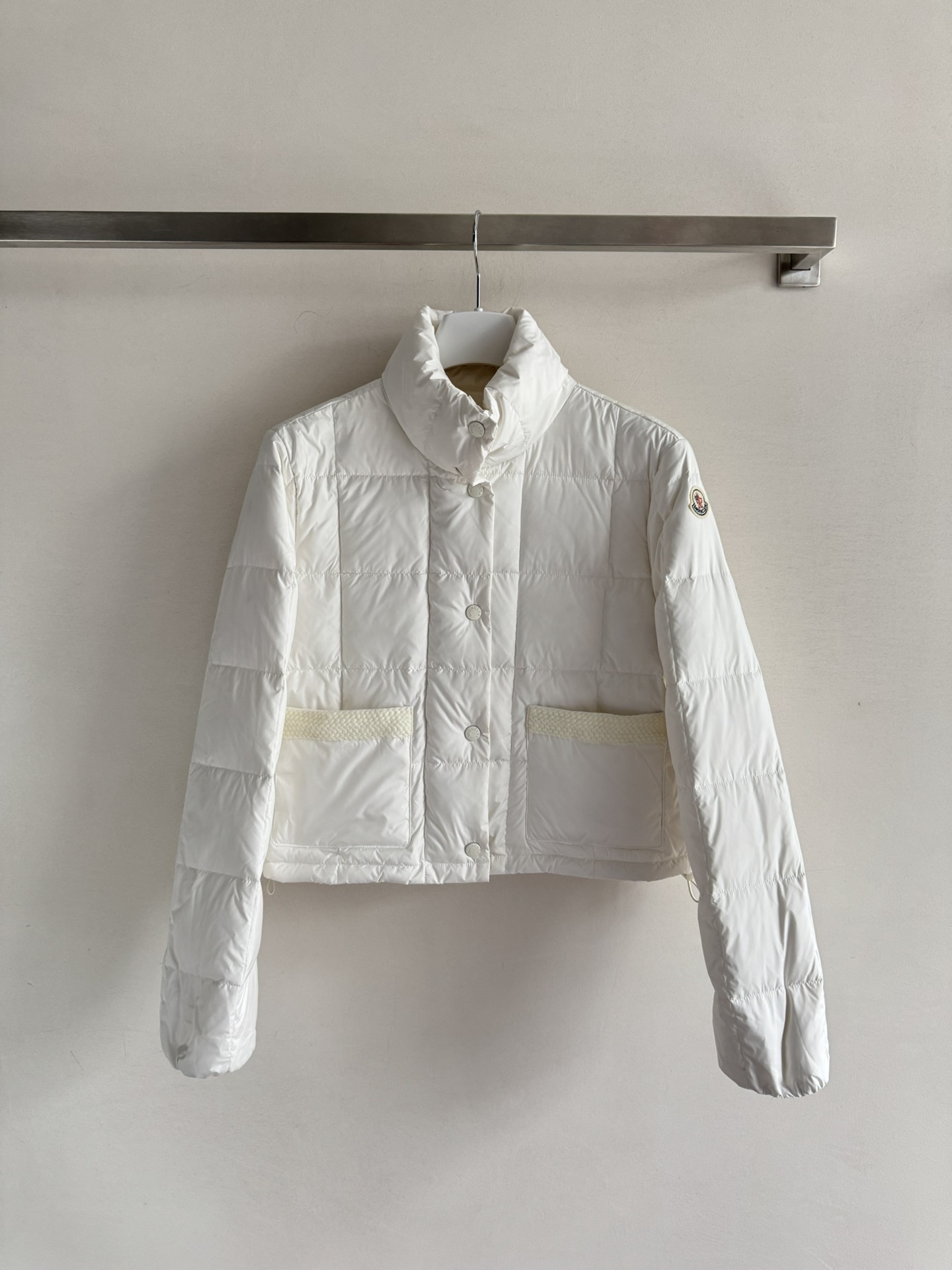 NO:462697,With dust bag Moncle* new down jacket, classic style, versatile but not outdated, simple but not simple, acceptable to all ages. The three-dimensional slim cut, the style is more complex with the Chinese body standards, exquisite craftsmanship, and the smooth and neat version is used to highlight the three-dimensional effect of the upper body, straight quilting, eye-catching and not ostentatious, low-key and stylish high-quality down filling, very strict screening and processing, and the fluffy is also very good!  No more, no more!  The upper body is stylish!  Don't look bloated SML-, down jacket,alexander wang19860909配防尘袋Moncle*新款羽绒服,经典款式 百搭而不会过时,款型简约而不简单,对于各种年龄段都能接受.立体修身裁剪,版型更加复合国人身材标准,精湛工艺打造,走线平稳整齐版本,为凸显上身立体效果,直线绗缝,醒目不张扬,低调有格调采优质羽绒填充 非常严格筛选加工的,蓬松度也非常好！一分不多一分不少！上身有型！不会显得臃肿SML-,,down jacket,alexander wang,Women's clothing