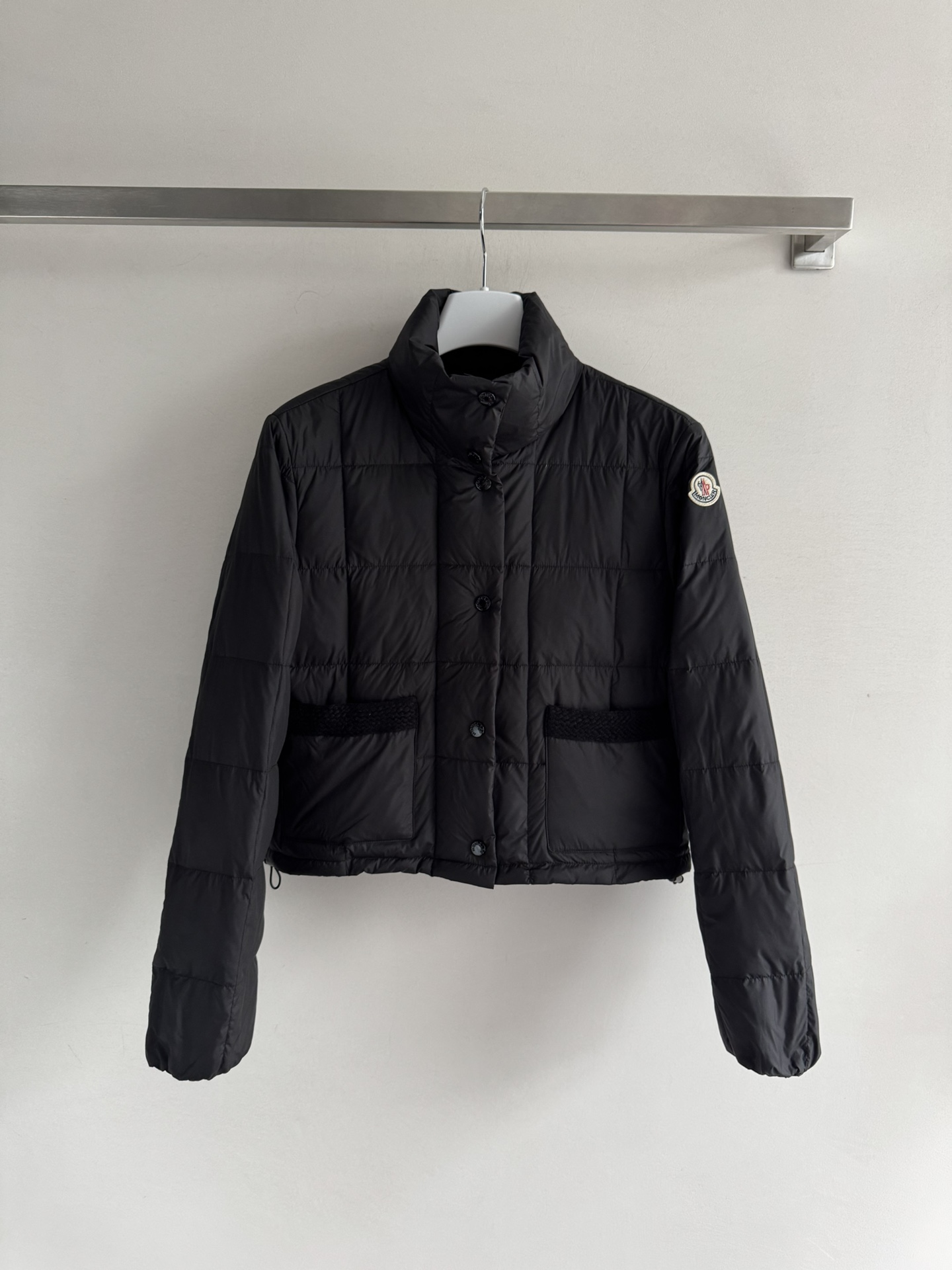 NO:462709,With dust bag Moncle* new down jacket, classic style, versatile but not outdated, simple but not simple, acceptable to all ages. The three-dimensional slim cut, the style is more complex with the Chinese body standards, exquisite craftsmanship, and the smooth and neat version is used to highlight the three-dimensional effect of the upper body, straight quilting, eye-catching and not ostentatious, low-key and stylish high-quality down filling, very strict screening and processing, and the fluffy is also very good!  No more, no more!  The upper body is stylish!  Don't look bloated SML-, down jacket,alexander wang19860909配防尘袋Moncle*新款羽绒服,经典款式 百搭而不会过时,款型简约而不简单,对于各种年龄段都能接受.立体修身裁剪,版型更加复合国人身材标准,精湛工艺打造,走线平稳整齐版本,为凸显上身立体效果,直线绗缝,醒目不张扬,低调有格调采优质羽绒填充 非常严格筛选加工的,蓬松度也非常好！一分不多一分不少！上身有型！不会显得臃肿SML-,,down jacket,alexander wang,Women's clothing