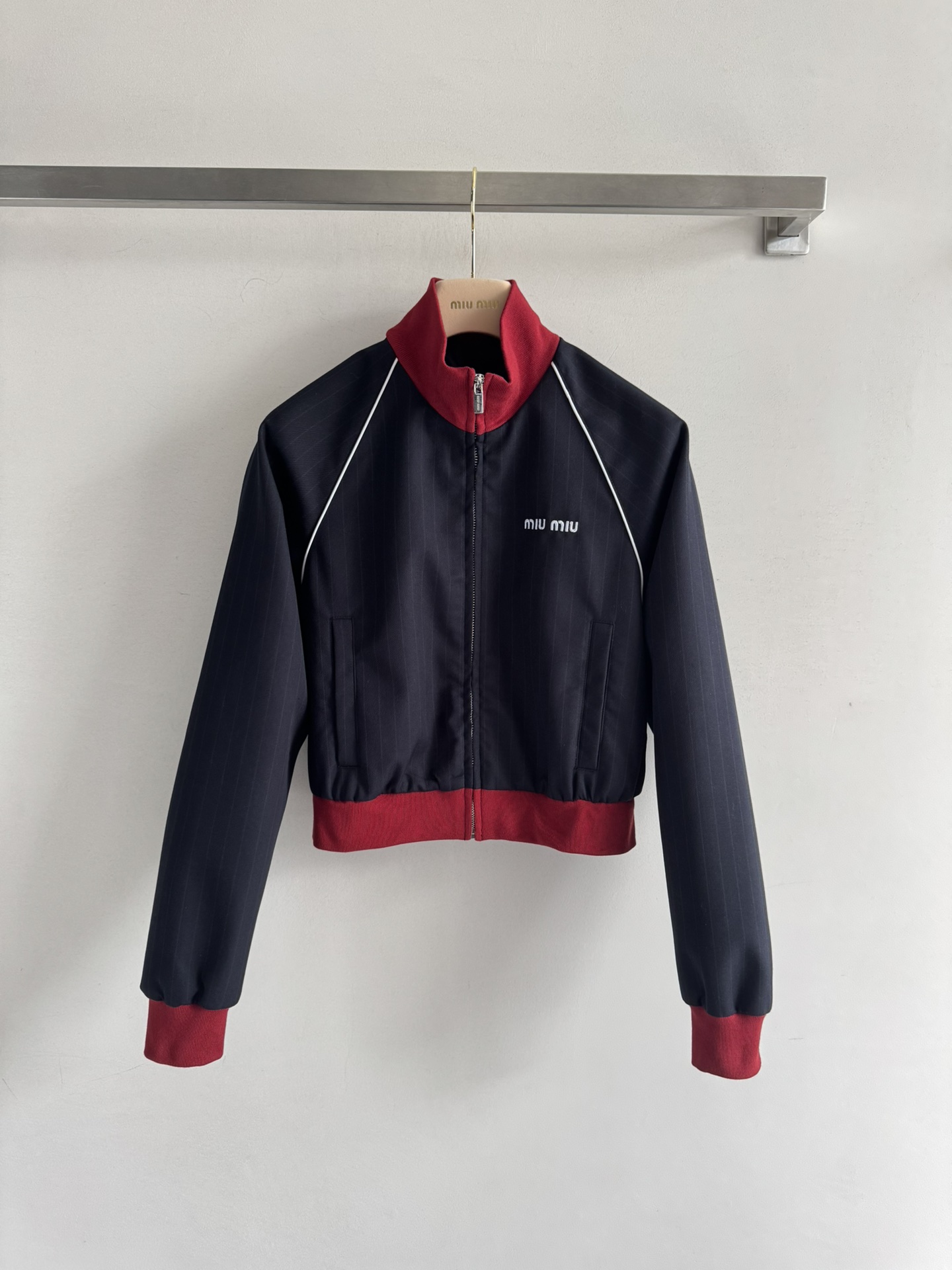 NO:463927,MiuMi*25FW early autumn new college style drop-shoulder short jacket jacket contrasting rib collar splicing design sweet and cool, and age-reducing outfit. Navy stripes are handsome and fashionable. The upper body is not picky and slim!  Customized wool blended fabric has a great texture and a full sense of sportiness and fashion, tailoring SML for the Miao girls, miumiu, jackets & coats, jackets & coats, alexander wang19860909MiuMi*25FW早秋新款学院风落肩短款夹克外套撞色罗纹领拼接设计甜酷兼备减龄穿搭.海军蓝条纹帅气又时髦版型不挑人上身巨显瘦！定制羊毛混纺面料质感超赞运动风与时尚感拉满 ,为缪系女孩量身打造SML,,miumiu,jackets & coats,jackets & coats,alexander wang,Women's clothing