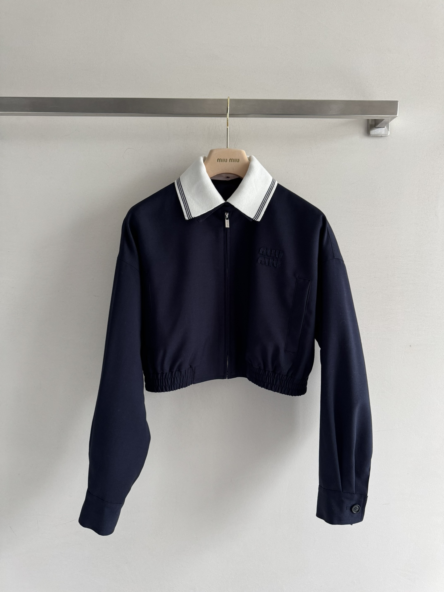 NO:465472,MiuMi*25FW early autumn new college style drop shoulder short jacket jacket contrast ribbed lapel design is removable, sweet and cool, age-reducing mid-waist design is super good, the upper body looks slimming!  Customized wool blended fabric texture is excellent. The collision of academy style and sports and leisure. A fashionable item that is not picky about people. Super recommended. SML,,miumiu, jackets & coats, jackets & coats, alexander wang19860909MiuMi*25FW早秋新款学院风落肩短款夹克外套撞色罗纹翻领设计可拆卸 甜酷兼备减龄中腰设计版型超级好 上身巨显瘦！定制羊毛混纺面料质感超赞学院风与运动休闲的碰撞 不挑人的时髦单品 超级推荐 SML,,miumiu,jackets & coats,jackets & coats,alexander wang,Women's clothing