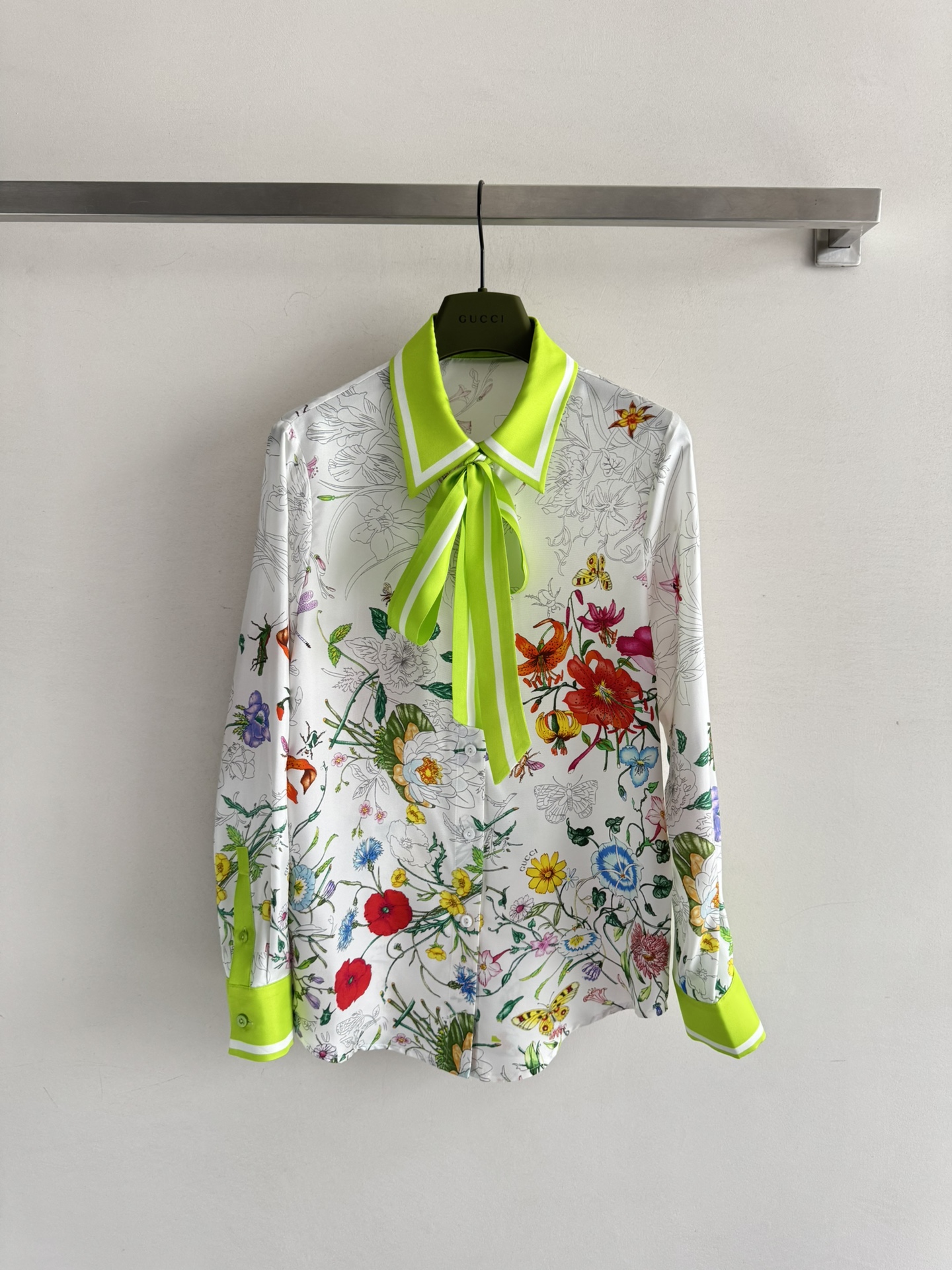 NO:463913,Gucc*25FW new streamer shirt with a romantic atmosphere, fresh and retro prints, the regular style is super beautiful with contrasting collar and streamers, eye-catching and fashionable, low-key and luxurious perfect interpretation of slack and film, which is definitely the focus of the audience SMLSML-,,gucci,shirts,alexander wang19860909Gucc*25FW新款飘带衬衫花衬衫自带浪漫氛围,印花清新又复古,常规版型搭配撞色领和飘带超级美腻 吸睛又时尚 低调奢华的完美诠释松弛又出片,妥妥成为全场焦点SMLSML-,,gucci,shirts,alexander wang,Women's clothing