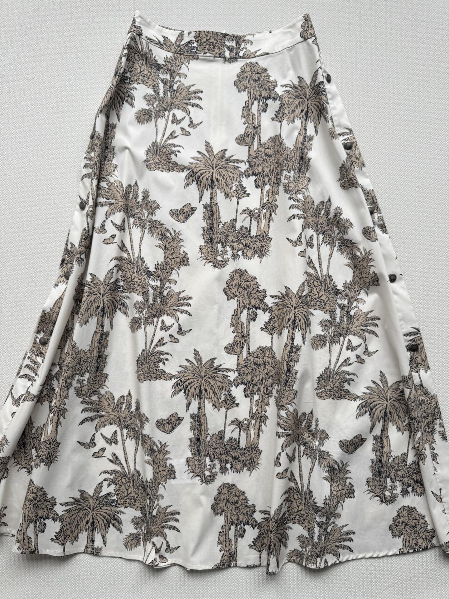 NO:463900,Dio*25 new skirt coconut grove print has a super ambiance and high waistline design. The smooth cut presents a large skirt hem, which covers the flesh and makes you look slimming. Whether you are tall or small, you can easily control the length of the skirt. It can not only modify the leg shape, but also show your elegant temperament. Whether it is matched with a simple T-shirt, an elegant shirt, or a retro sweater, you can easily create different styles. You are the girlSMl, dior, skirts, shirts, tees, t-shirt, alexander wang.19860909Dio*25新款半裙椰林印花超级有氛围感高腰线的设计 流畅的剪裁呈现大裙摆 遮肉显瘦 无论是高个子还是小个子,都能轻松驾驭半裙的长度也刚刚好 既能修饰腿型,又能展现你的优雅气质 无论是搭配简单的T恤、优雅的衬衫,还是复古的针织衫,都能轻松打造出不同的风格.你就是那个走在时尚前沿的girlSMl,,dior,skirts,shirts,tees，t-shirt,alexander wang,Women's clothing