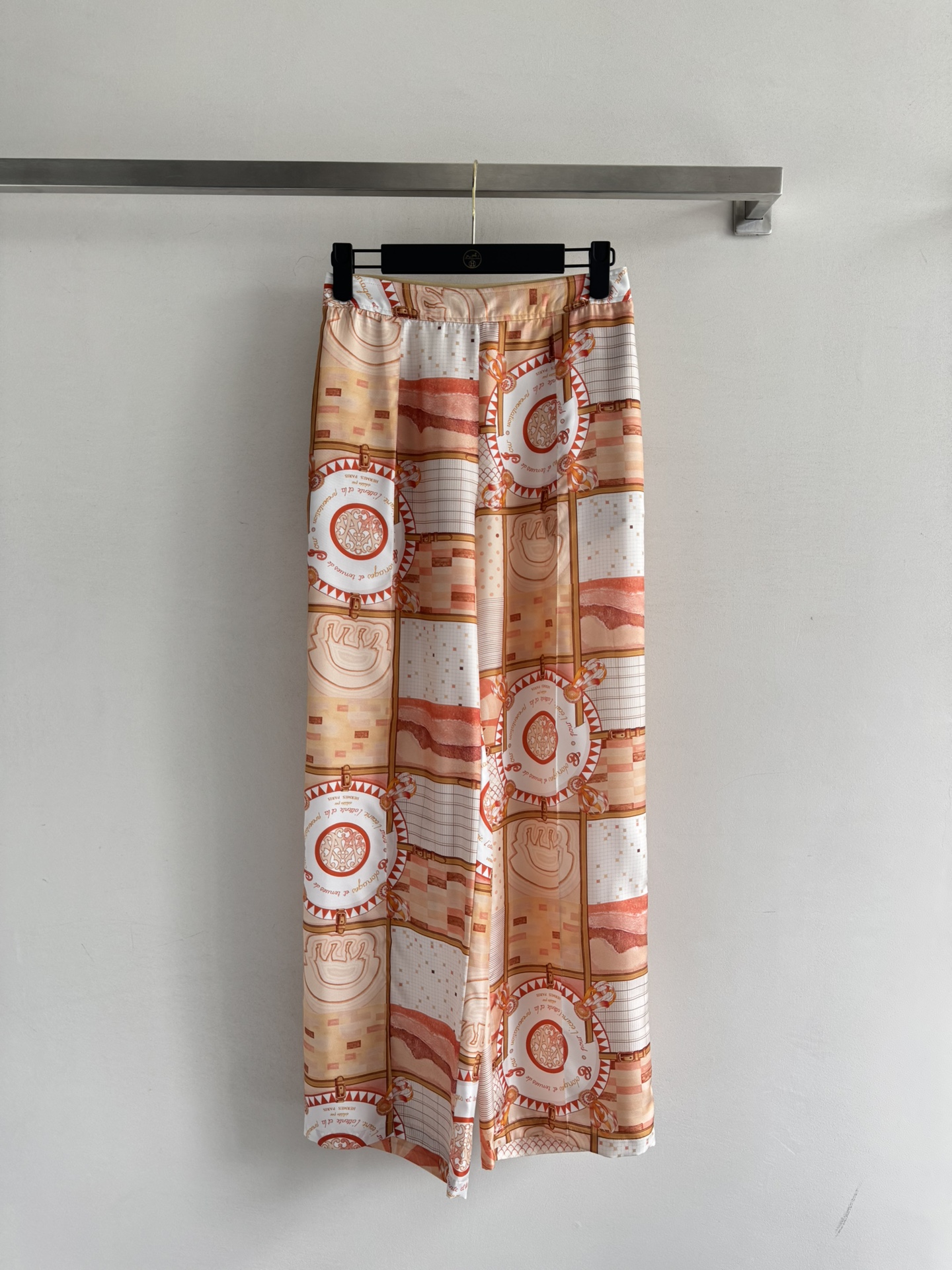 NO:463907,Herme*25FW new twill silk pants satin silk is smooth and comfortable, the overall full-print geometric pattern ring chain print is fashionable and sunny, the wide-leg style of the pants, the elastic strap joint design of the back waist is more inclusive, and it is very suitable for daily wear with the series of shirts, SML, hermes, real silk, alexander wang19860909Herme*25FW新款斜纹真丝裤子缎面真丝顺滑舒适,整体满印几何图案环圈链条印花时髦吸晴,裤子阔腿版型,后腰松紧带拼接设计更有包容性,与系列衬衣一起超适合日常穿搭SML,,hermes,real silk,alexander wang,Women's clothing