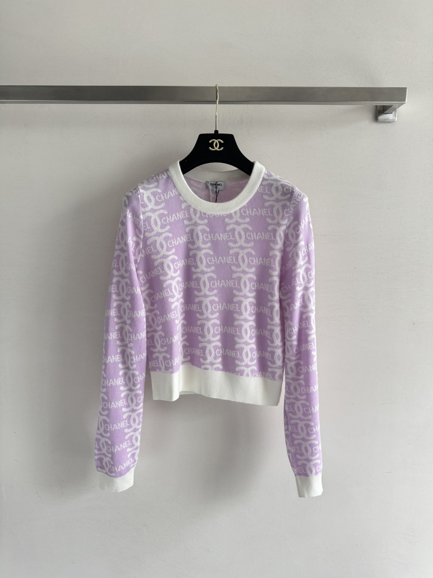 NO:463943,CHANE*25FW new letter sweater super popular series!  Contrasting letter logos on the body are unique in the classic three-dimensional tailoring design shows feminine charm and is not easy to get out of style. Close your eyes and enter SML, chanel, alexander wang19860909CHANE*25FW新款字母针织衫超级爆的系列！满身的撞色字母logo 图案标新立异 经典的立体剪裁设计显女性魅力耐看不容易过时的款式,闭眼入SML,,chanel,alexander wang,Women's clothing