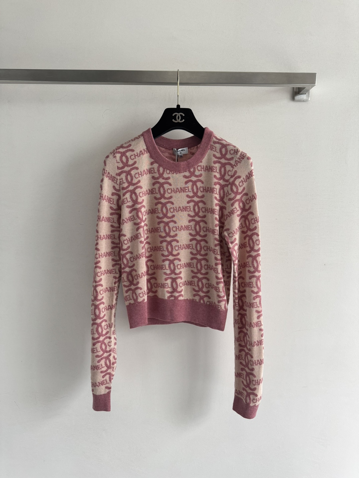 NO:463881,CHANE*25FW new letter sweater super popular series!  Contrasting letter logos all over the body are unique in the classic three-dimensional tailoring design that shows feminine charm and is not easy to get out of style. Close your eyes and enter SML-, chanel, alexander wang19860909CHANE*25FW新款字母针织衫超级爆的系列！满身的撞色字母logo 图案标新立异 经典的立体剪裁设计显女性魅力耐看不容易过时的款式,闭眼入SML-,,chanel,alexander wang,Women's clothing