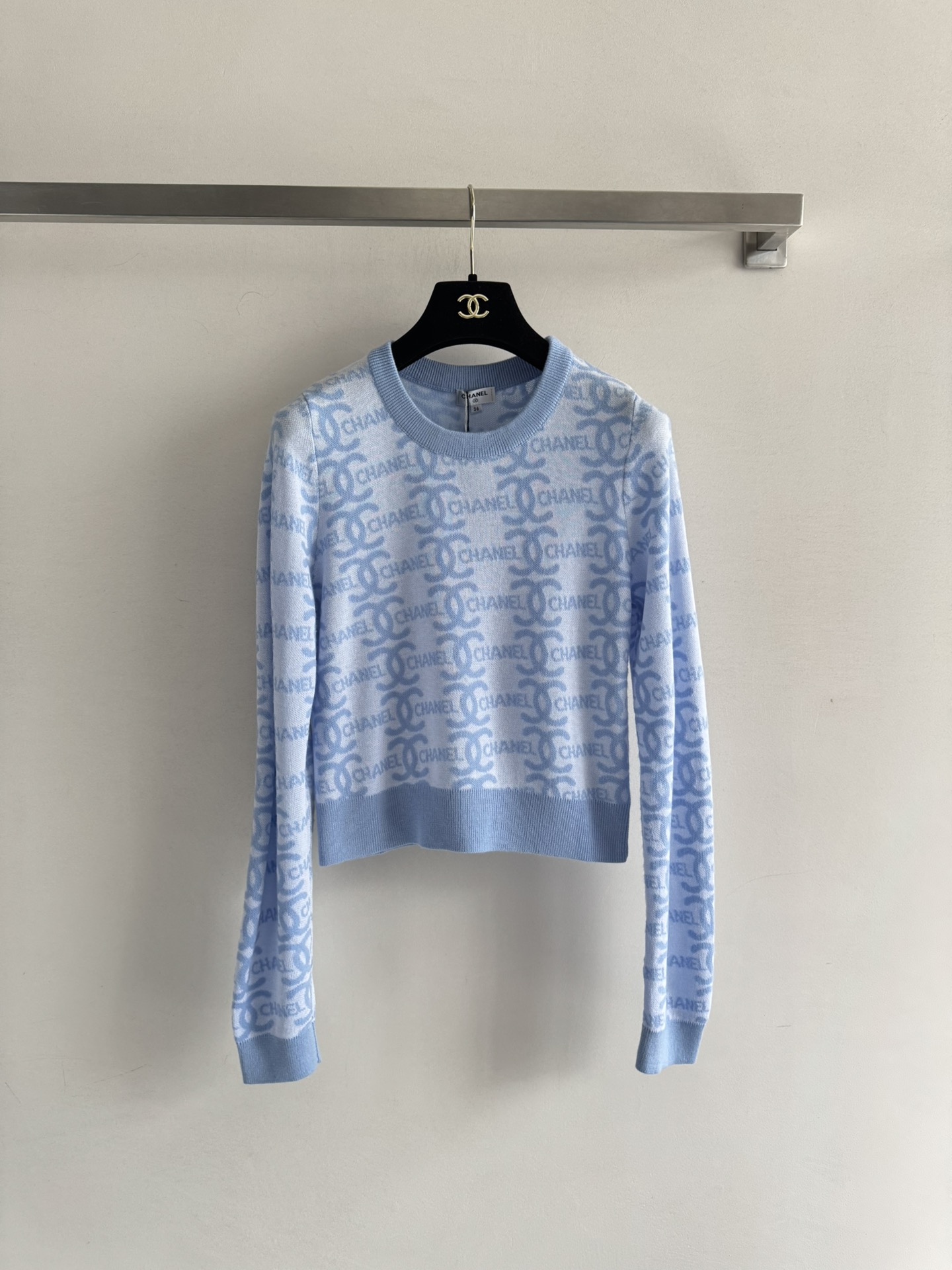 NO:463888,CHANE*25FW new letter sweater super popular series!  Contrasting letter logos on the body are unique in the classic three-dimensional tailoring design shows feminine charm and is not easy to get out of style. Close your eyes and enter SML, chanel, alexander wang19860909CHANE*25FW新款字母针织衫超级爆的系列！满身的撞色字母logo 图案标新立异 经典的立体剪裁设计显女性魅力耐看不容易过时的款式,闭眼入SML,,chanel,alexander wang,Women's clothing