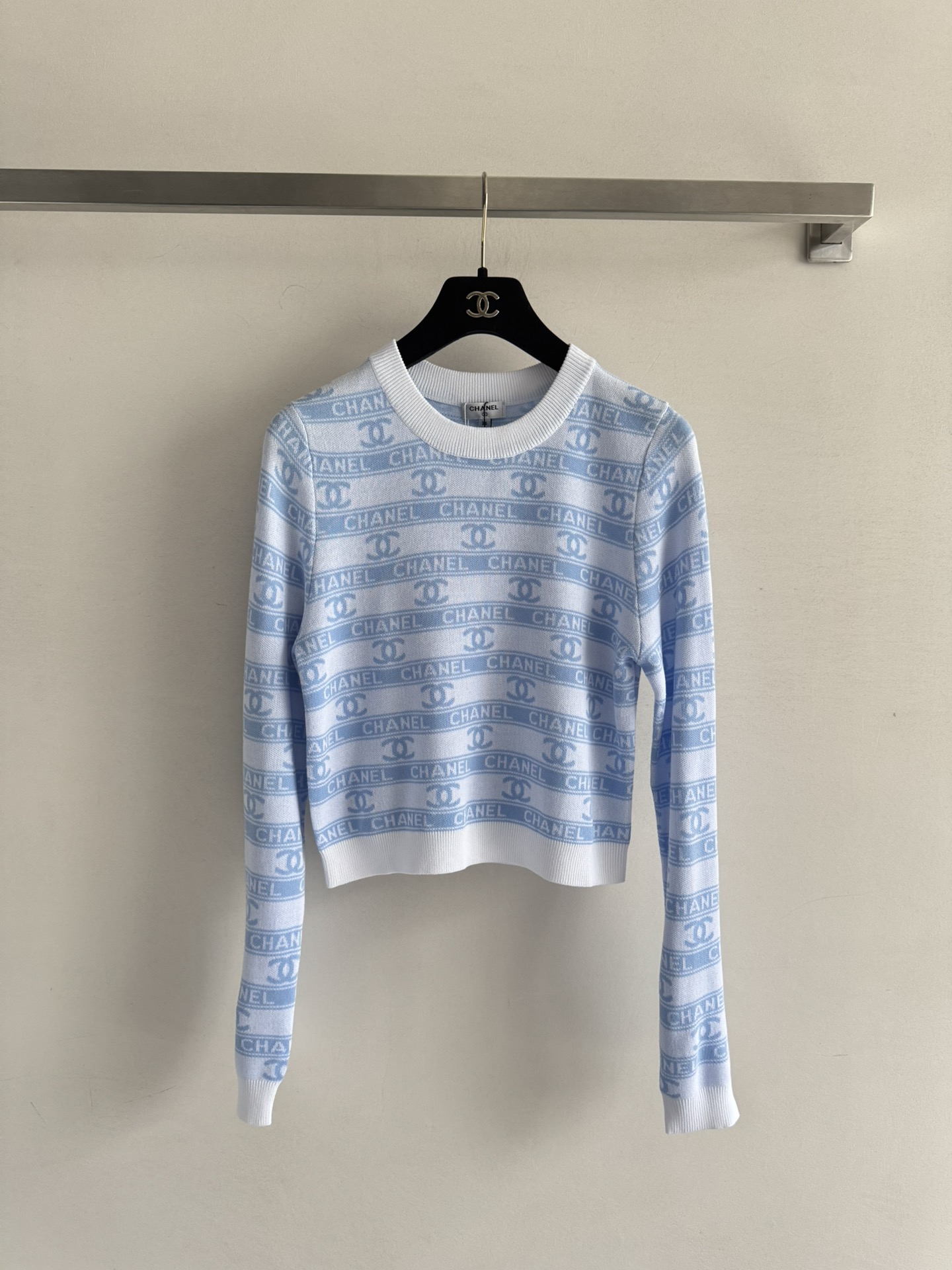 NO:463902,CHANE*25FW new letter sweater super popular series!  Contrasting letter logos on the body are unique in the classic three-dimensional tailoring design shows feminine charm and is not easy to get out of style. Close your eyes and enter SMl, chanel, alexander wang19860909CHANE*25FW新款字母针织衫超级爆的系列！满身的撞色字母logo 图案标新立异 经典的立体剪裁设计显女性魅力耐看不容易过时的款式,闭眼入SMl,,chanel,alexander wang,Women's clothing