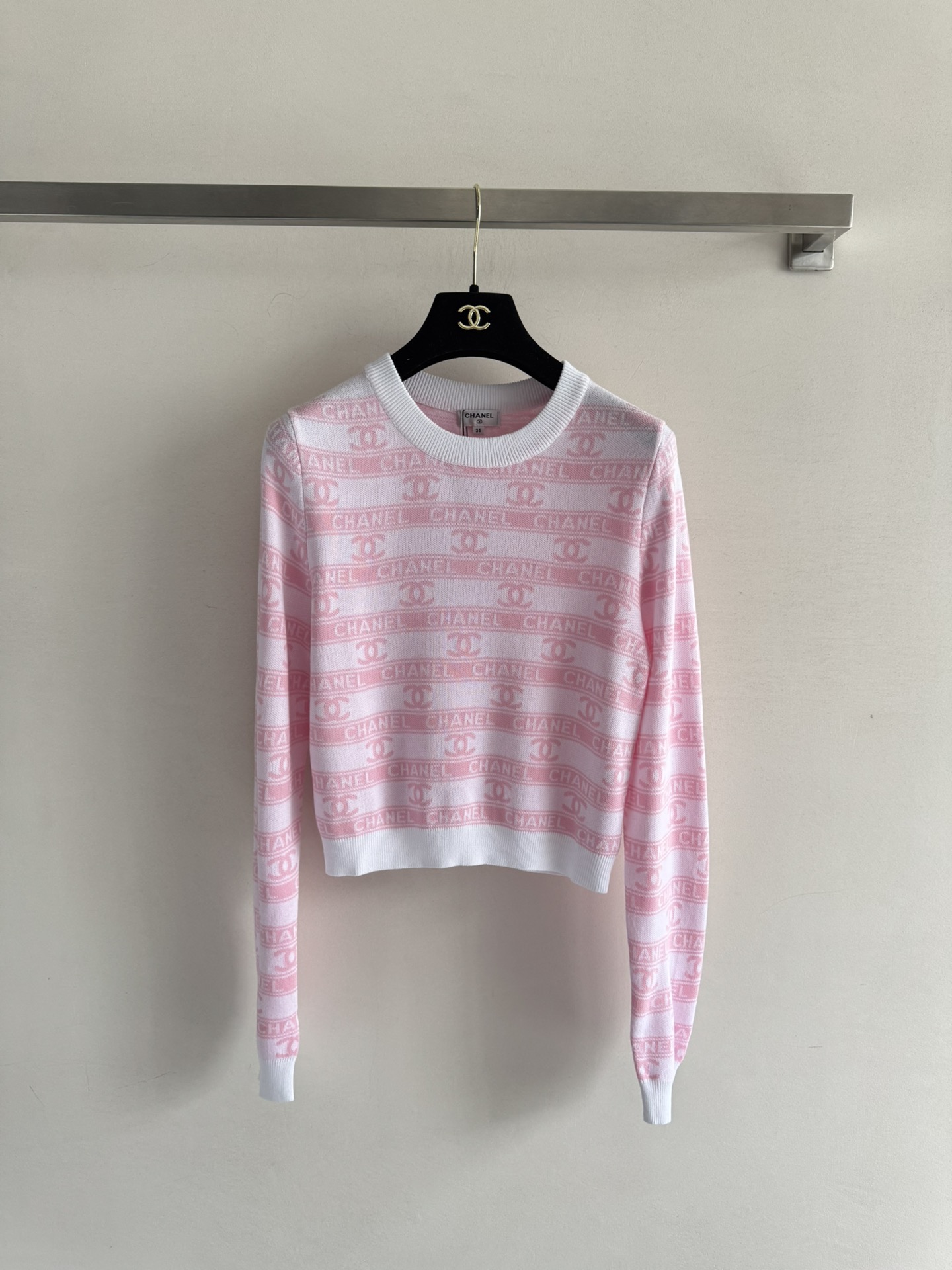 NO:463895,CHANE*25FW new letter sweater super popular series!  Contrasting letter logos all over the body are unique in the classic three-dimensional tailoring design that shows feminine charm and is not easy to get out of style. Close your eyes and enter SML-, chanel, alexander wang19860909CHANE*25FW新款字母针织衫超级爆的系列！满身的撞色字母logo 图案标新立异 经典的立体剪裁设计显女性魅力耐看不容易过时的款式,闭眼入SML-,,chanel,alexander wang,Women's clothing