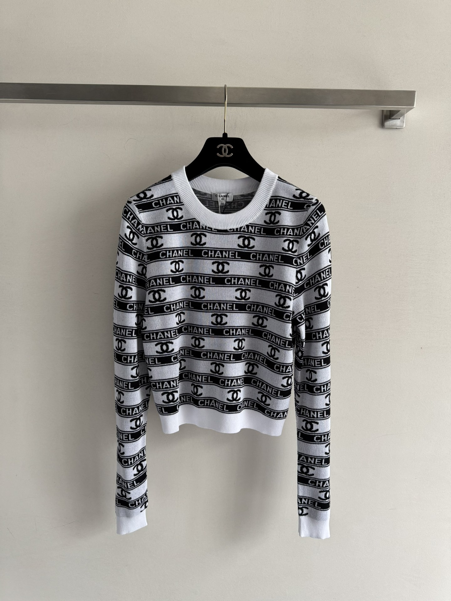 NO:463909,CHANE*25FW new letter sweater super popular series!  Contrasting letter logos all over the body are unique in the classic three-dimensional tailoring design that shows feminine charm and is not easy to get out of style. Close your eyes and enter SML-, chanel, alexander wang19860909CHANE*25FW新款字母针织衫超级爆的系列！满身的撞色字母logo 图案标新立异 经典的立体剪裁设计显女性魅力耐看不容易过时的款式,闭眼入SML-,,chanel,alexander wang,Women's clothing