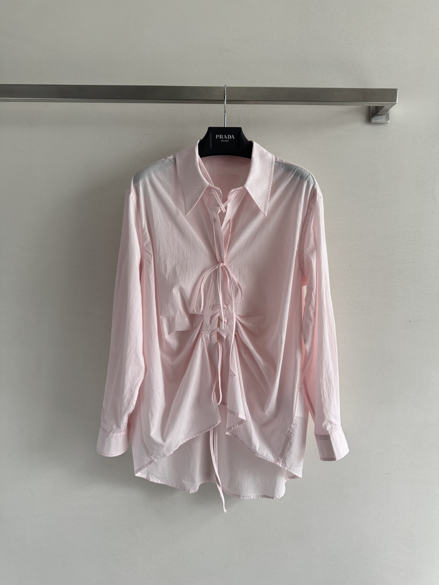 NO:467348,Prad*25FW's new design-feeling strap shirt with loose lapels, adjustable chest laces, and the details show cleverness that can swing according to your mood to adjust your personalized and fashionable look. The classic brand triangle decoration behind it is simply a fashionable and versatile item!  SML full of high-end sense of upper body, prada,shirts,alexander wang19860909Prad*25FW新款设计感绑带衬衫翻领宽松版型 胸口系带可调节 细节处尽显巧思可以随心情摆动调节个性时髦造型,背后经典品牌三角标装饰简直是时尚百搭单品！上身满满的高级感SML,,prada,shirts,alexander wang,Women's clothing