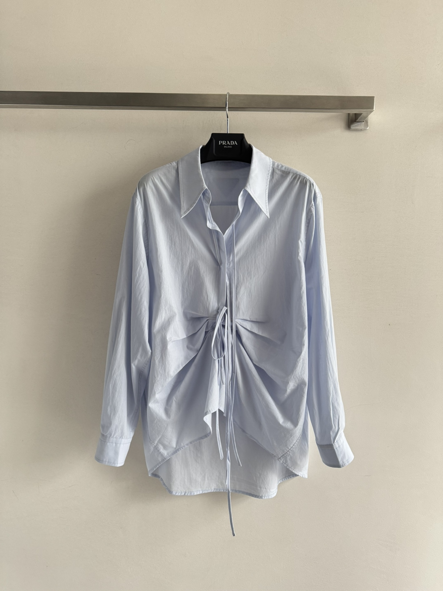 NO:467364,Prad*25FW's new design-feeling strap shirt with loose lapels, adjustable chest laces, and the details show cleverness that can swing according to your mood to adjust your personalized and fashionable look. The classic brand triangle decoration behind it is simply a fashionable and versatile item!  SML full of high-end sense of upper body, prada,shirts,alexander wang19860909Prad*25FW新款设计感绑带衬衫翻领宽松版型 胸口系带可调节 细节处尽显巧思可以随心情摆动调节个性时髦造型,背后经典品牌三角标装饰简直是时尚百搭单品！上身满满的高级感SML,,prada,shirts,alexander wang,Women's clothing