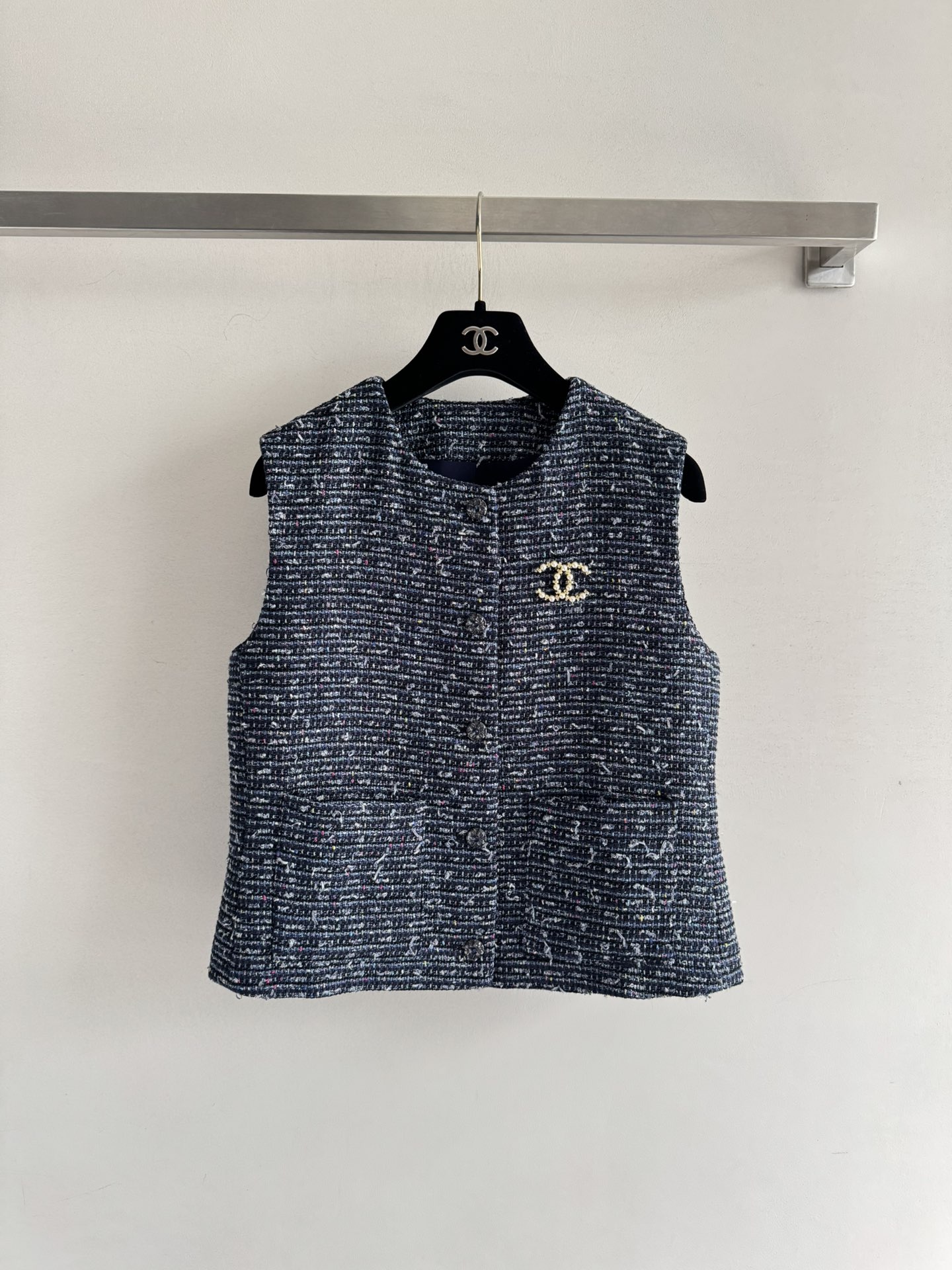 NO:467340,CHANE*25FW new style exquisite small fragrance vest, round neck single-breasted slim fit, paired with double C brooch, very retro literary, can be layered with T-shirt or knitted base shirt, making the overall shape more clean and neat, the navy blue real thing is very high-end and white, the upper body is full of temperament, the exquisite and popular colors are super easy to match, the style is very slim, very beautiful~ hurry up and buy SML, chanel, tees, t-shirt, brooch, breastpin, alexander wang19860909CHANE*25FW新款 精致小香风马甲,圆领单排扣修身版型,搭配双C胸针点缀非常复古文艺,可叠穿T恤或针织打底衫,让整体的造型色系更加的干净利落,藏蓝色实物很高级很显白上身气质满满,千金名媛范精美火爆的颜色超级好搭配版型非常显瘦哦美极啦～赶紧入手吧SML,,chanel,tees，t-shirt,brooch，breastpin,alexander wang,Women's clothing