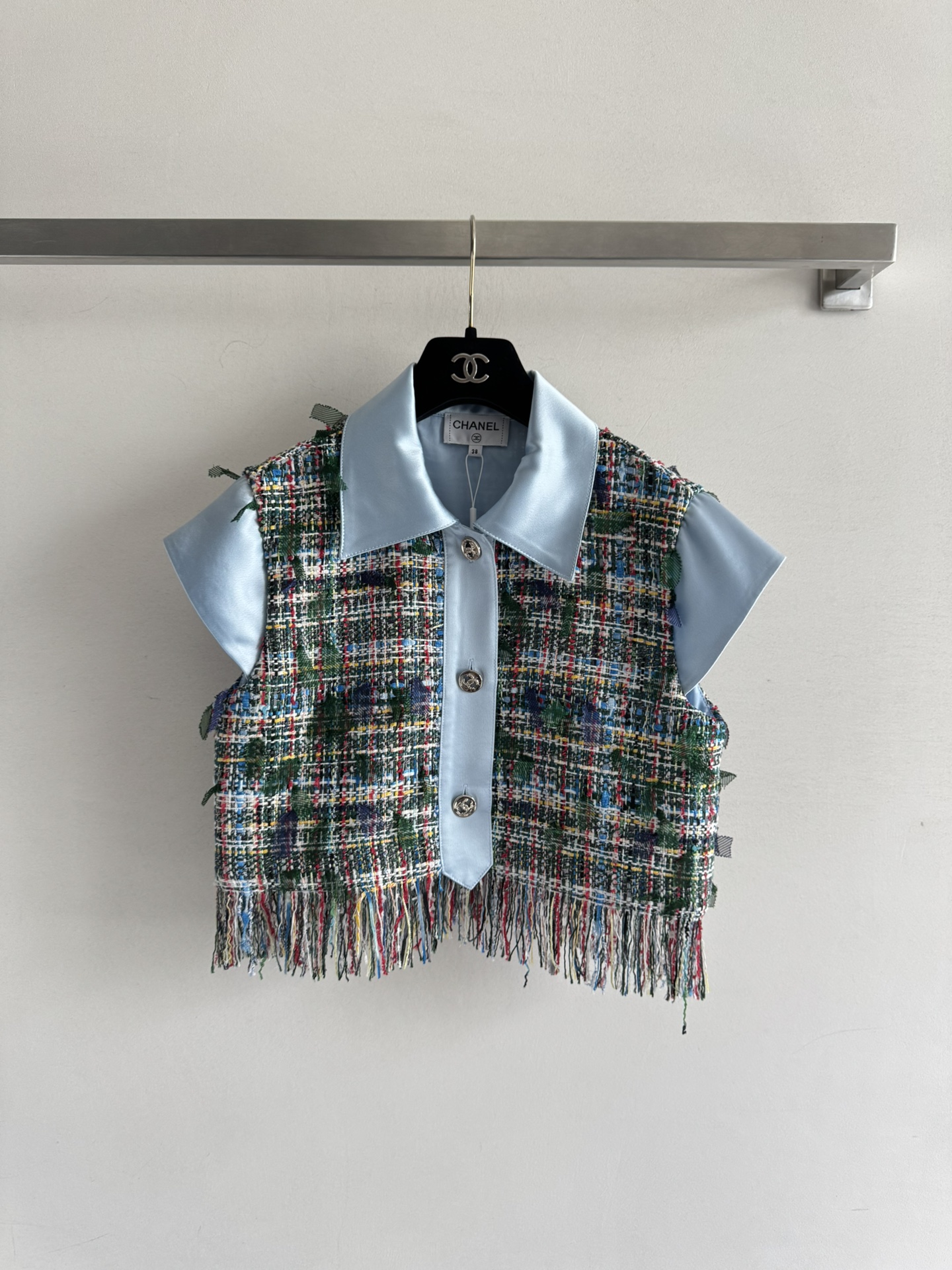 NO:468808,Chane* contrasting color plaid short-sleeved tweed jacket~ thick tweed fabric, high-end handicraft colored tweed tassels, colorful weaving technology and small lapel design, fashionable and age-reducing, elegant temperament~ tassel embellishment at the hem, perfect workmanship quality depends on details!  SML, chanel, jackets & coats, T-shirt, alexander wang19860909Chane*撞色格纹短袖粗呢外套~粗花呢小香风面料 高级手工坊彩呢流苏 彩色编织工艺搭配小翻领设计,时尚减龄,气质高雅～下摆流苏点缀,完美做工品质看细节！SML,,chanel,jackets & coats,T-shirt,alexander wang,Women's clothing