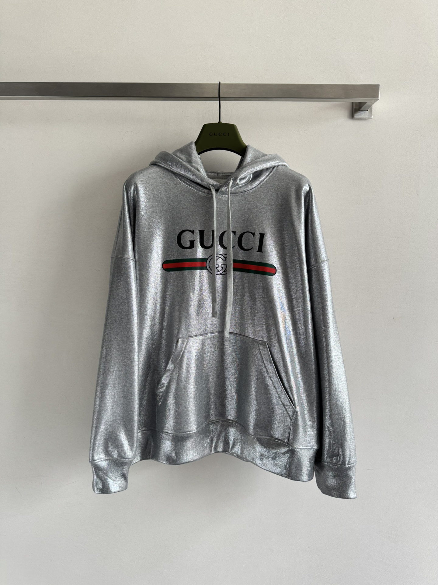 NO:468814,GUcc*25FW early autumn new letter printed silver hooded sweatshirt丨△Exclusive high-end production!  Loose hooded sweatshirt cut highlights the brand style. It is made of gram-weight pure cotton and has a full drape. It presents a slim visual effect. The whole garment restores the technological gray and silver color that is visible to the naked eye with fine glitter. The different version uses printing technology to restore the color and use contrasting colors to outline the three-dimensional style brand. The letter logo pattern variant font enhances the brand identity. The fashionable and high-end feel immediately creates a personal style. Fashionable and relaxed. The inner wear is outstanding~SML,,gucci,hoodie,sweatshirts,hats,alexander wang19860909GUcc*25FW早秋新款字母印花烫银连帽卫衣丨△独家高版出品！宽松连帽卫衣裁剪凸显品牌格调 采用克重纯棉制成垂坠感十足 呈现显瘦视觉效果 整件成衣还原出科技灰银色肉眼可见的带有细闪珠光 区别版本胸前利用印花工艺 还原色彩利用撞色勾勒出立体风格的品牌 字母徽标图案变体字型加强品牌标识度 时尚高级感立现打造个性风格 时髦松弛 单穿内搭都出彩～SML,,gucci,hoodie,sweatshirts,hats,alexander wang,Women's clothing