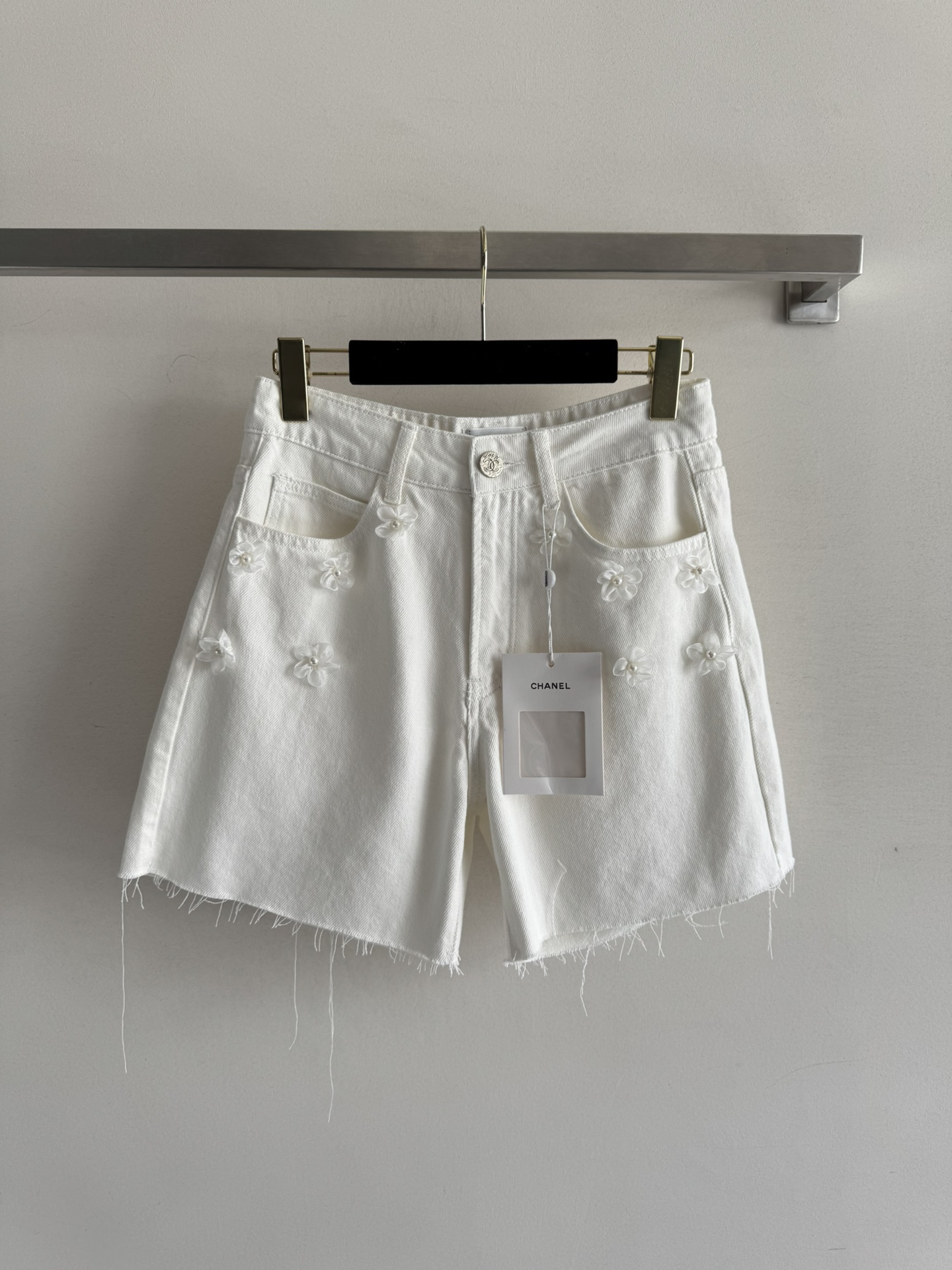 NO:468828,CHANE*25 new jeans are crisp and slimming just a little bit on the knees. The trouser and beads are designed with tassels on the hem. The front is embroidered with flowers, which can be sweet, salty, age-reducing and versatile. It has a loose style and a lazy temperament on the upper body. It is really high-end and exquisite!  SML, chanel, jeans, alexander wang19860909CHANE*25新款牛仔裤裤型挺括显瘦刚好到膝盖上一点的长度 裤摆流苏须须设计 前面花朵绣珠点缀 可甜可盐减龄又百搭,宽松版型,上身慵懒气质,真的高级又精致！SML,,chanel,jeans,alexander wang,Women's clothing