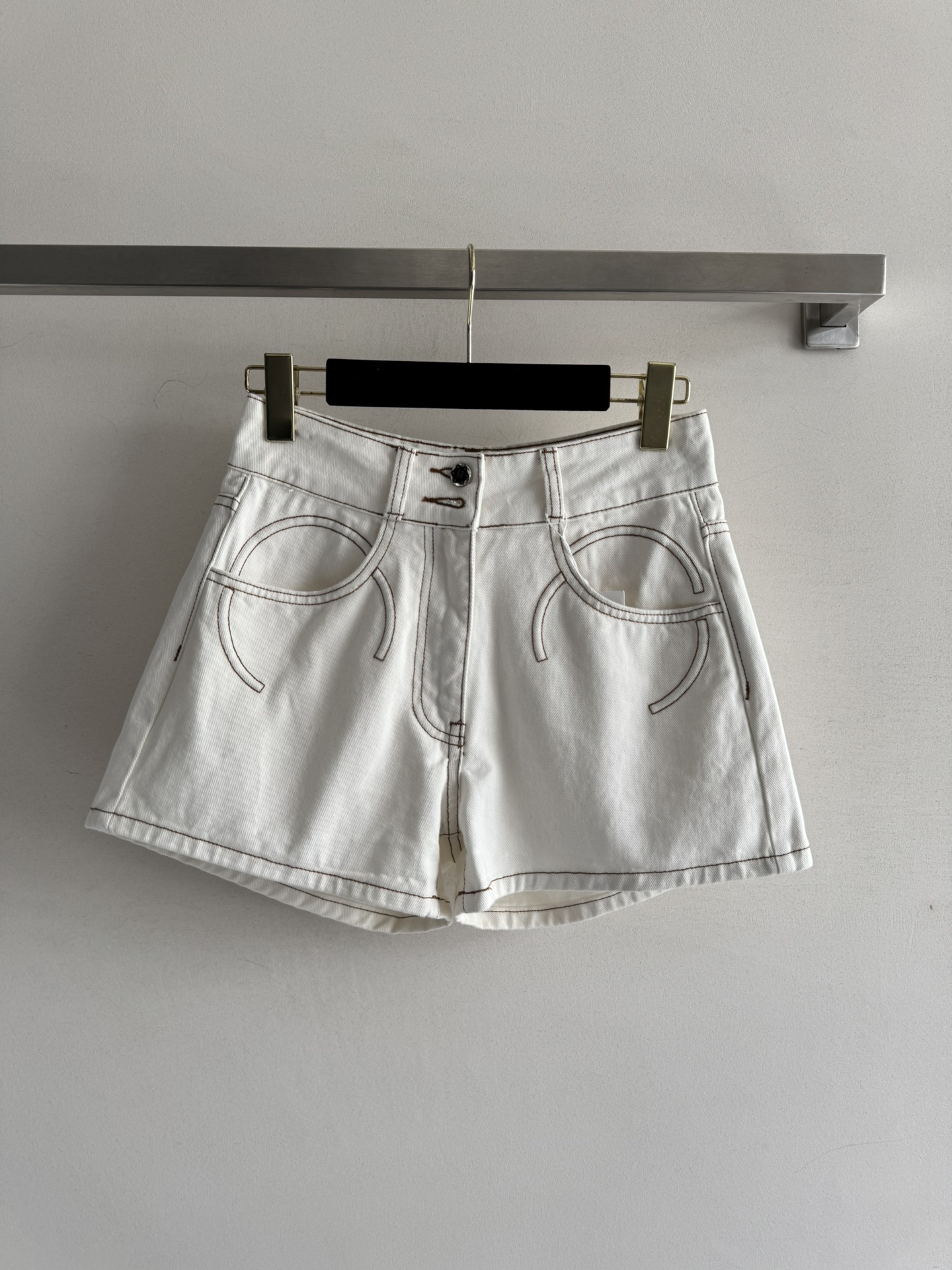 NO:468834,CHANE*25FW new denim shorts, pocket side car line craftsmanship, retro art, versatile and fashionable, top body shows elegant temperament, essential fresh items for shopping SML, chanel, shorts, alexander wang19860909CHANE*25FW新款牛仔短裤,口袋边车线工艺,复古文艺 百搭时尚 上身显气质优雅 适合逛街必备小清新单品SML,,chanel,shorts,alexander wang,Women's clothing