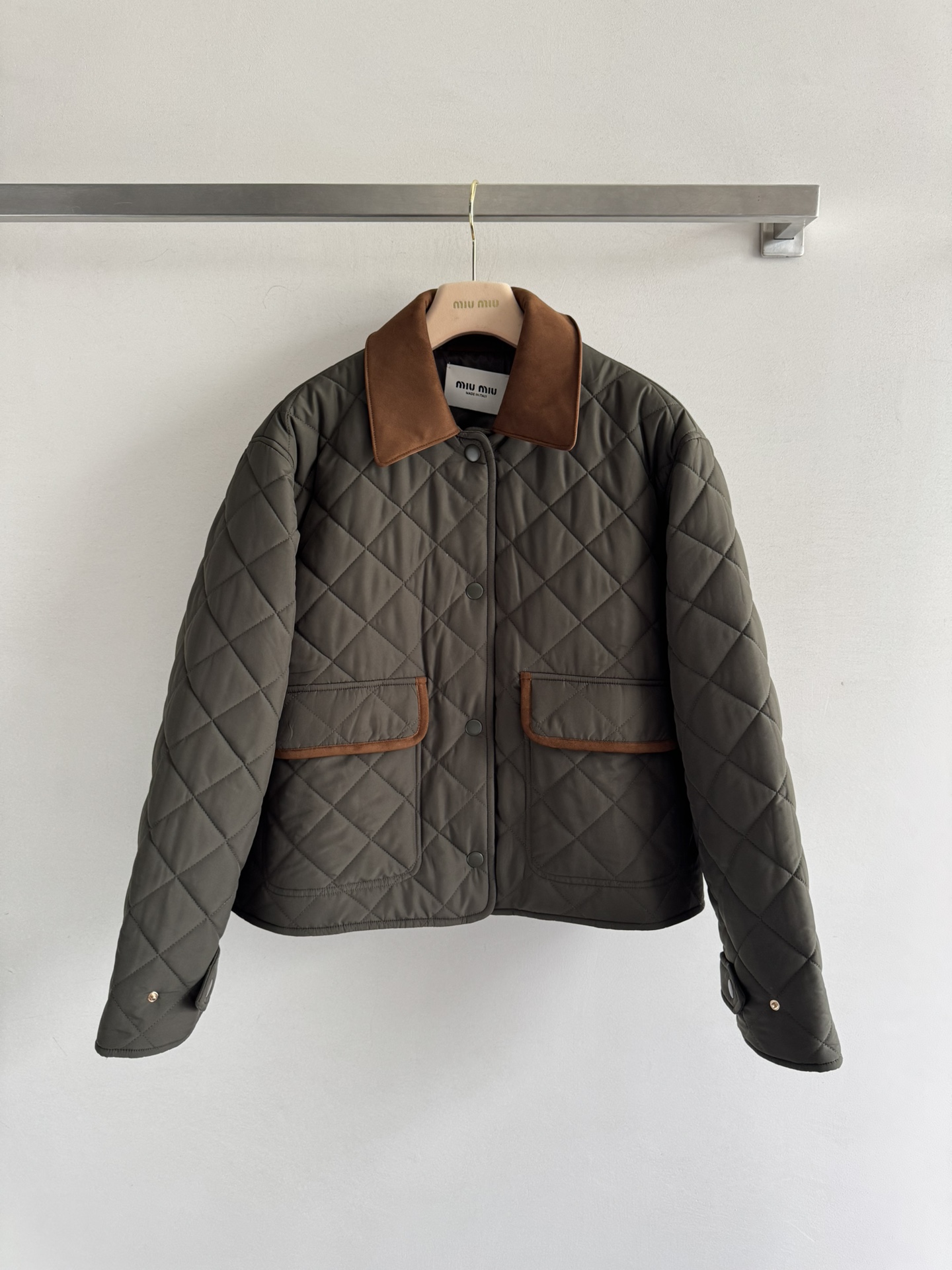 NO:468839,Miumi*25FW autumn and winter new military green diamond plaid cotton jacket jacket bag mouth heavy-working cutting, paired with neat sheep leather lapel and back brand logo embroidery embroidery embroidery, details are exquisite, high-end and atmospheric, warm, light and comfortable. Miu girls must-have artifact SML-,,miumiu, jackets & coats, jackets & coats, sheepskin, alexander wang19860909Miumi*25FW秋冬新款军绿色菱格纹棉服夹克外套袋口重工对格裁剪,搭配利落羊皮革翻领和后背品牌徽标刺绣点缀,细节做工精致又高级大气,保暖轻盈舒适 冬天miu女孩必备神器SML-,,miumiu,jackets & coats,jackets & coats,sheepskin,alexander wang,Women's clothing