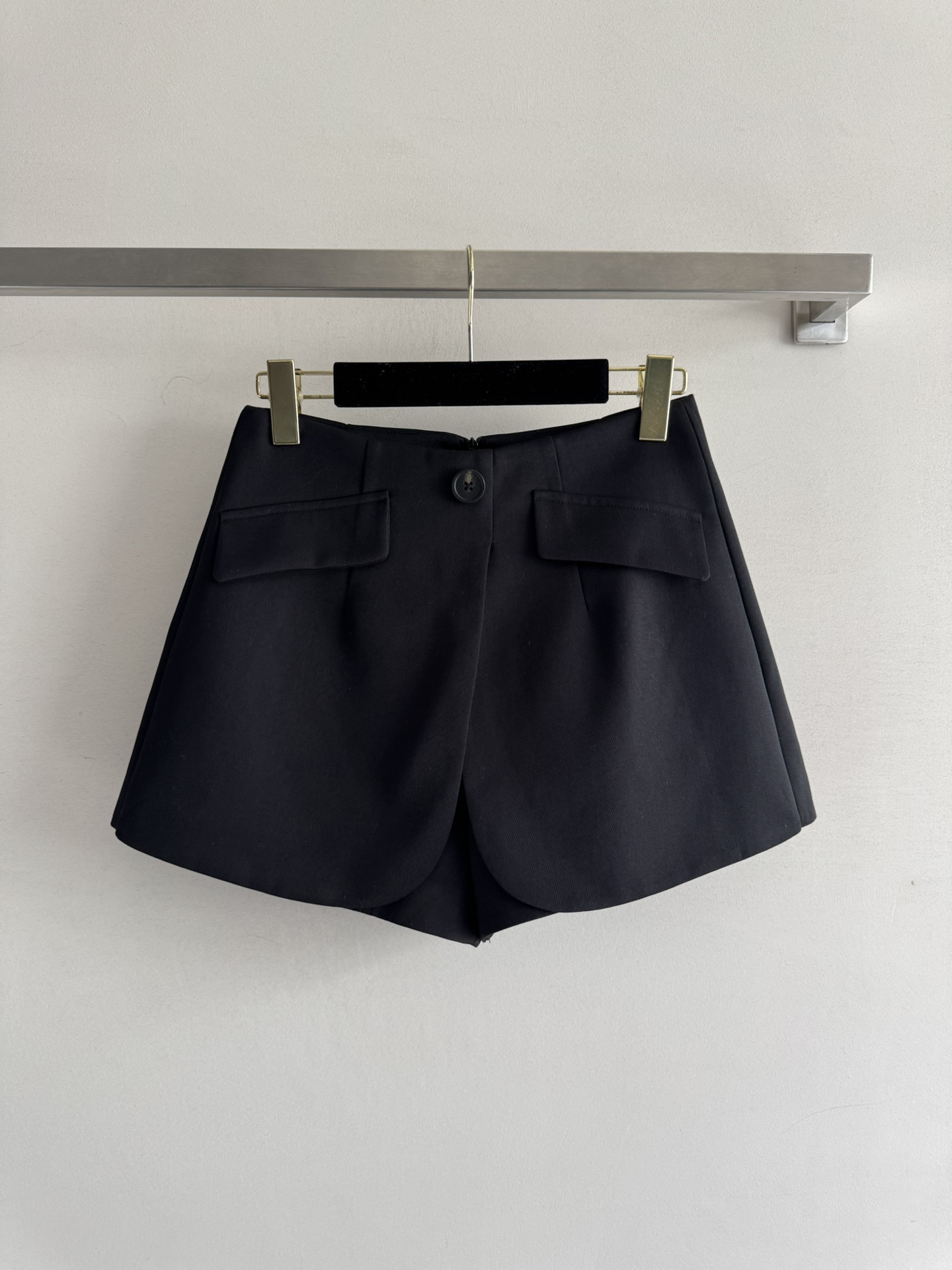 NO:470281,JORY*25 early autumn new shorts, small black pants with eyes closed and long waist design, A-shaped silhouette hides fleshy texture, classic and high-end, super temperament, not picky. It is easy to wear on dates and commuting, SML, shorts, alexander wang19860909JORY*25早秋新款短裤,闭眼入小黑裤高腰设计拉腿长,A字廓形藏肉肉 质感超好 经典又高级超显气质,不挑人 约会通勤都好穿SML,,shorts,alexander wang,Women's clothing