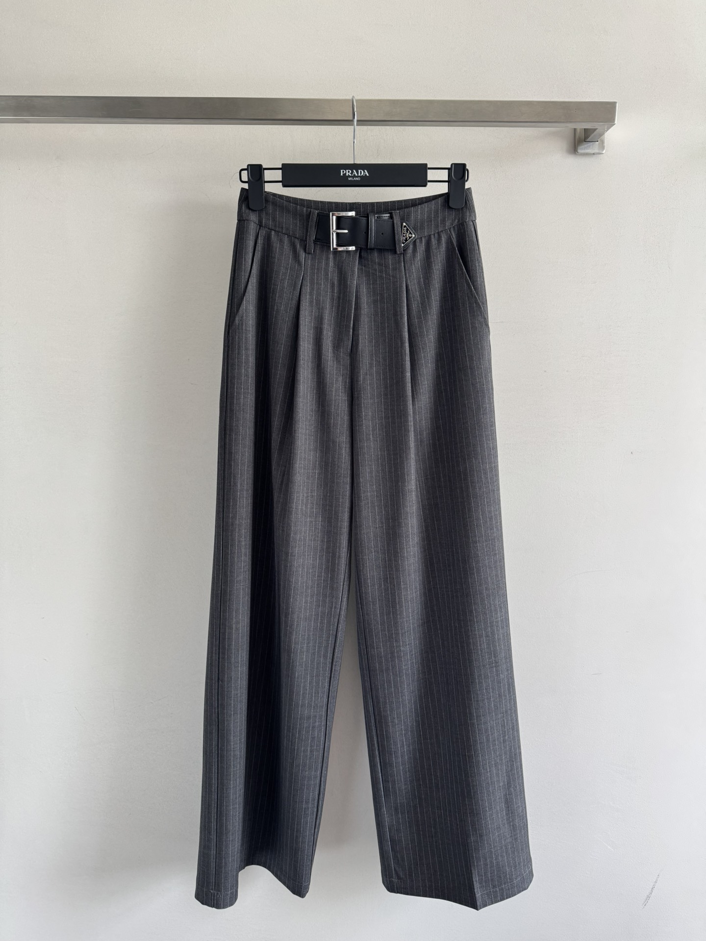 NO:470297,PRDA*25 early autumn new style, vertical striped straight trousers, retro buckle triangle logo belt decoration at waist, simple and yet design sense, classic and fashionable, three-dimensional tailoring style can be sweet or salty, simple wrinkle lines hide the flesh and make you look slim, white and rich and beautiful must-have items, two colors SMl, alexander wang19860909PRDA*25早秋新款 竖条纹直筒长裤 腰间做复古搭扣三角标LOGO腰带装饰 简约又不失设计感 经典又时髦,立体的剪裁版型可甜可盐 简洁的收皱线条藏肉显瘦 白富美必入单品两色SMl,,alexander wang,Women's clothing