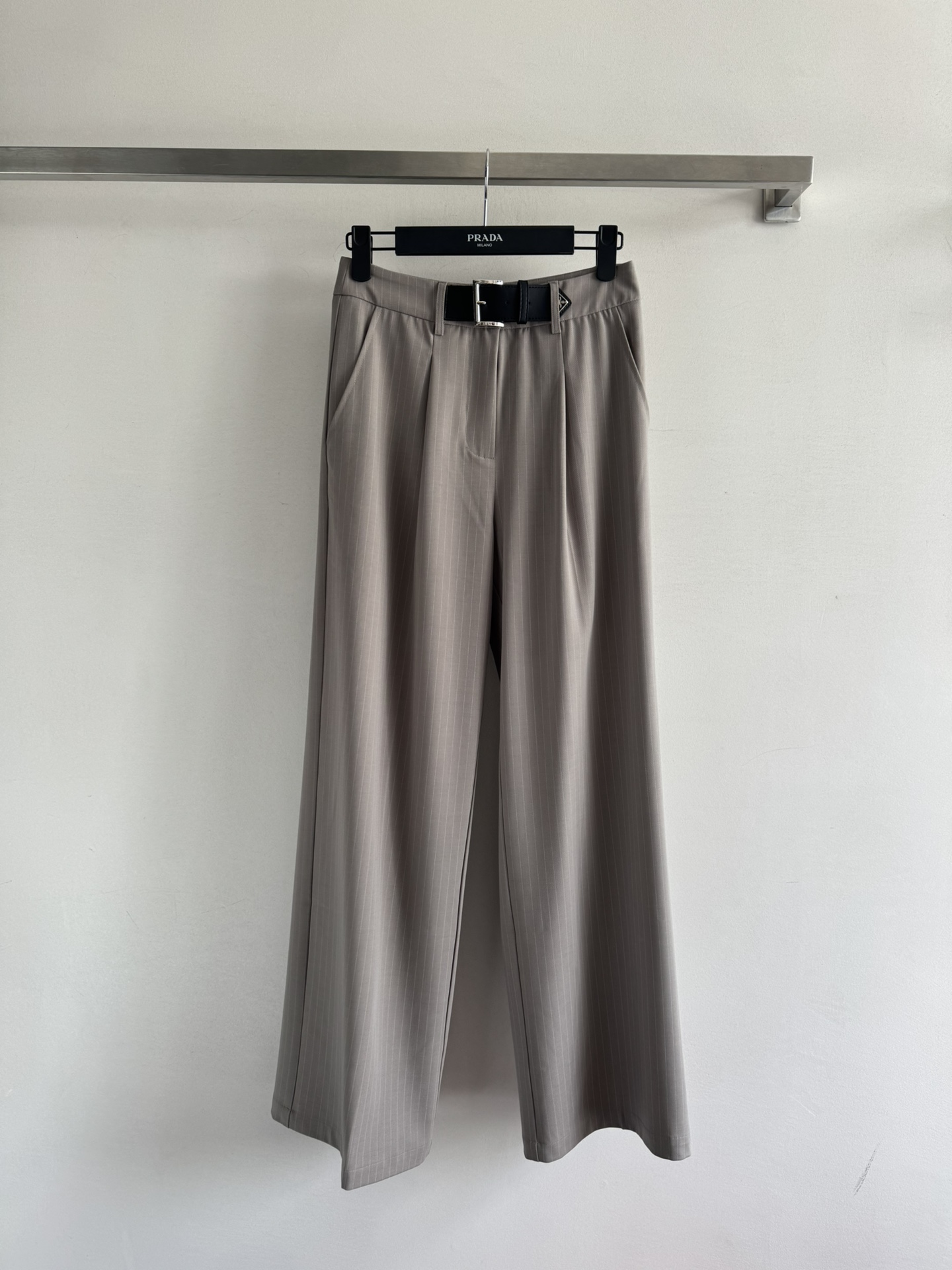 NO:470315,PRDA*25 early autumn new style, vertical striped straight trousers, retro buckle triangle logo belt decoration at waist, simple and yet design sense, classic and fashionable, three-dimensional tailoring style can be sweet or salty, simple wrinkle lines hide the flesh and make you look slim, white and rich and beautiful must-have items, two-color SML, alexander wang19860909PRDA*25早秋新款 竖条纹直筒长裤 腰间做复古搭扣三角标LOGO腰带装饰 简约又不失设计感 经典又时髦,立体的剪裁版型可甜可盐 简洁的收皱线条藏肉显瘦 白富美必入单品两色SML,,alexander wang,Women's clothing