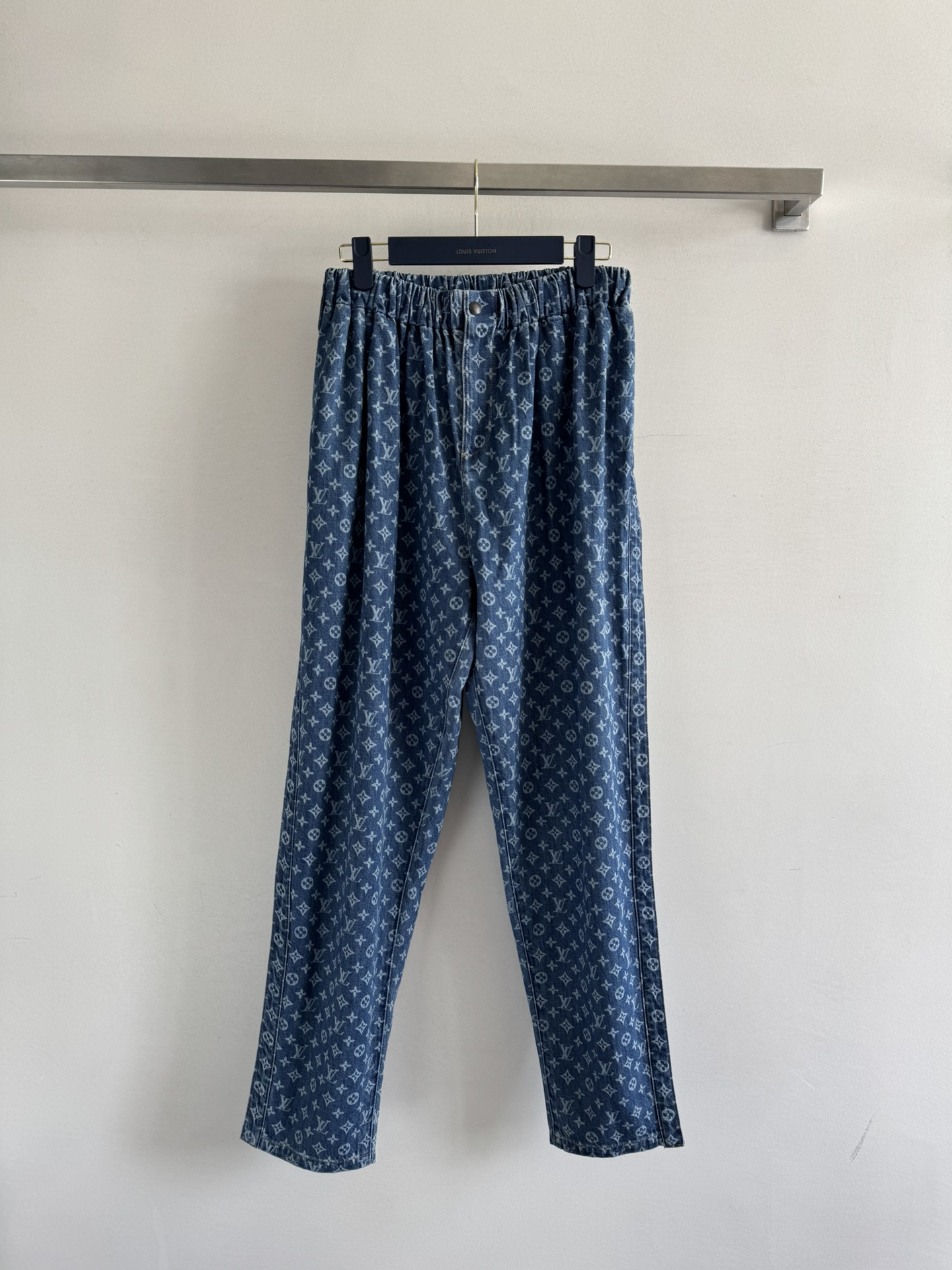 NO:470332,LOUIS VUITTO*25FW new drawstring jeans, the overall full logo jacquard craft is luxurious and high-end elastic waist design, excellent tolerance, not tight, moderate width waist and adjustable drawstring decoration, can accommodate all leg outfits, mainly a fashionable and trendy style SMl,,louis vuitton,alexander wang19860909LOUIS VUITTO*25FW新款抽绳牛仔长裤,整体满logo提花工艺奢华高级松紧腰设计 包容度极好 实穿不紧绷 适中宽度的腰头加可调节抽绳装饰 能够包容所有的腿型穿搭 主打一个时髦潮流风格SMl,,louis vuitton,alexander wang,Women's clothing