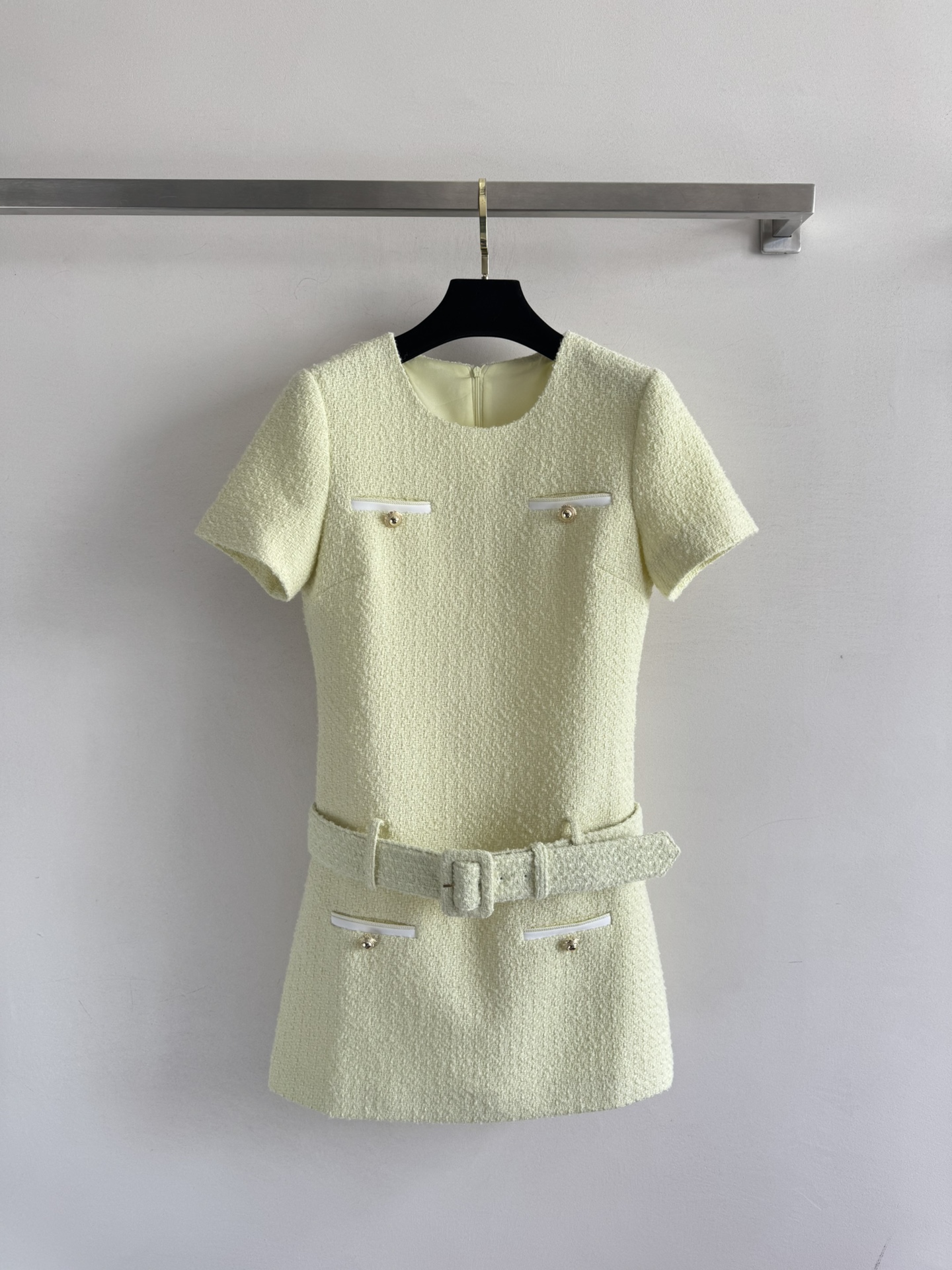 NO:470301,Self Portrai*25FW new dress tweedy little scent style dress is really the perfect choice for autumn!  The tone brightens the complexion, instantly making people look full of energy. The belt design outlines the graceful figure not only adds a bit of retro elegance. Paired with simple black stilettos, it makes your legs look long and elegant, plus a delicate pearl necklace and a small handbag, the overall look is both fashionable and high-end. Whether it is daily commuting or dating, you can easily grasp the fashionable SML-, high heels, skirts, necklace, alexander wang19860909Self Portrai*25FW新款连衣裙软呢小香风连衣裙真的是秋天的完美选择！色调超级提亮肤色,瞬间让人看起来元气满满.腰带设计勾勒曼妙身材不仅 还增添了几分复古优雅感.搭配简约的黑色细高跟鞋,显腿长又显气质再加上精致的珍珠项链和小巧的手提包,整体造型既时髦又高级.无论是日常通勤还是约会聚会,都能轻松拿捏时尚感SML-,,high heels,skirts,necklace,alexander wang,Women's clothing