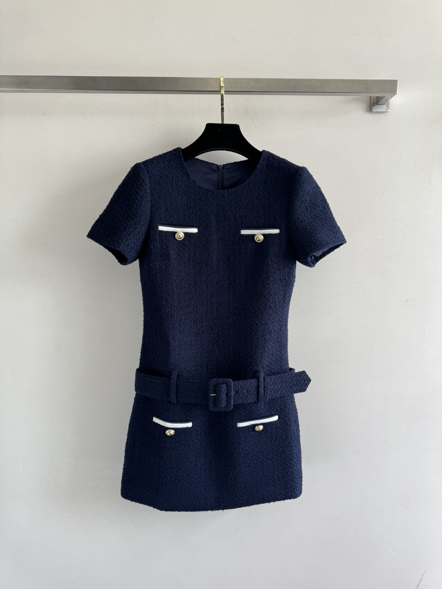 NO:481031,Self Portrai*25FW new dress tweedy little scent style dress is really the perfect choice for autumn!  The tone brightens the complexion, instantly making people look full of energy. The belt design outlines the graceful figure not only adds a bit of retro elegance. Paired with simple black stilettos, it makes your legs look long and elegant, plus a delicate pearl necklace and a small handbag, the overall look is both fashionable and high-end. Whether it is daily commuting or dating, you can easily grasp the fashionable SML, high heels, skirts, necklace, alexander wang19860909Self Portrai*25FW新款连衣裙软呢小香风连衣裙真的是秋天的完美选择！色调超级提亮肤色,瞬间让人看起来元气满满.腰带设计勾勒曼妙身材不仅 还增添了几分复古优雅感.搭配简约的黑色细高跟鞋,显腿长又显气质再加上精致的珍珠项链和小巧的手提包,整体造型既时髦又高级.无论是日常通勤还是约会聚会,都能轻松拿捏时尚感SML,,high heels,skirts,necklace,alexander wang,Women's clothing