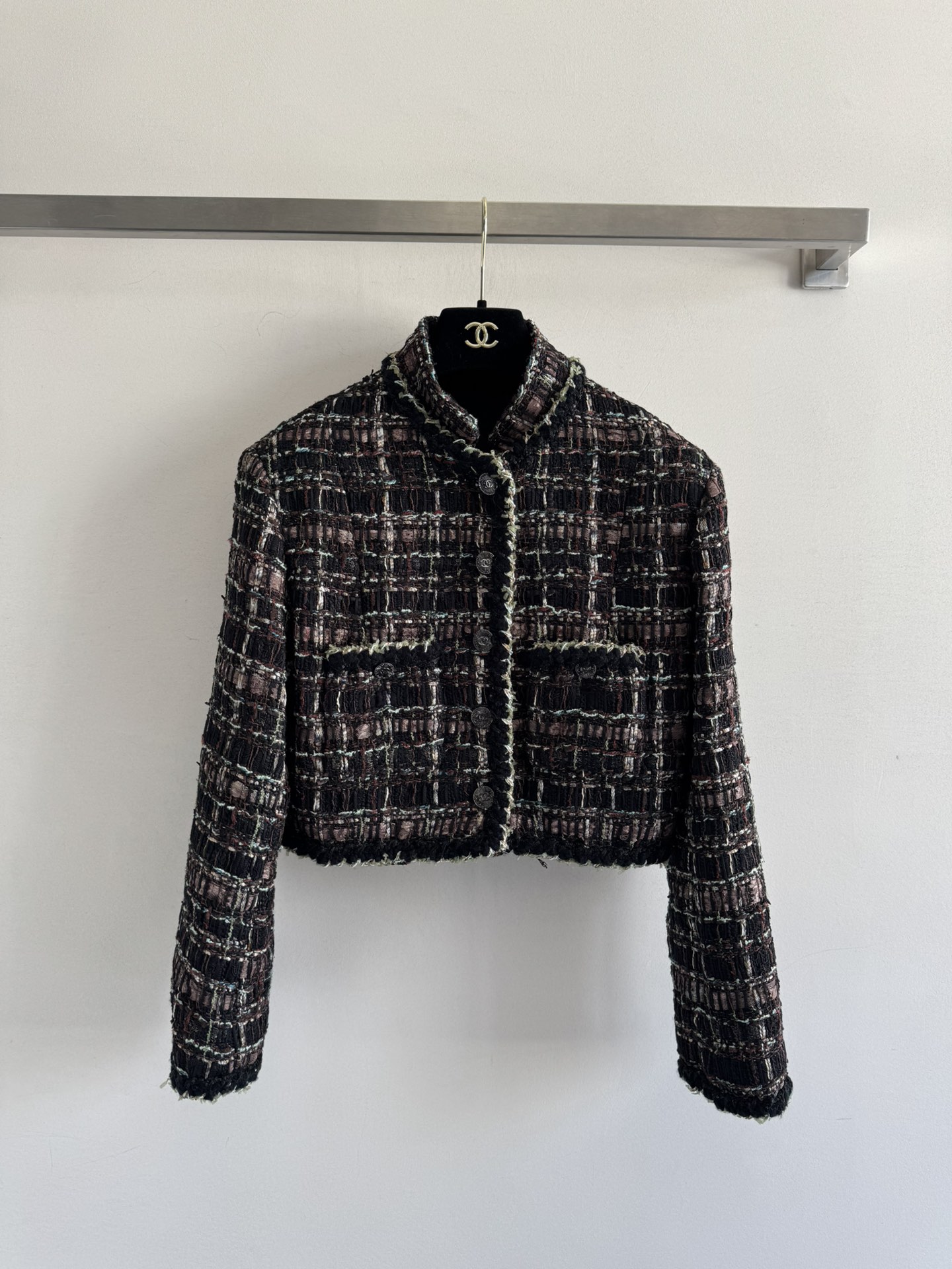 NO:470360,CHANE*25A high-end hand-craftshop woven jacket is made of imported heavy-industrial colorful plaid soft tweed fabric. Super textured round neck single-breasted double pocket design. Unique metal button decoration embellishment. Shows the unique charm of the small fragrance style. 3D three-dimensional tailoring. Classic short style makes it look slim and exquisite. Exquisite gold and black. Unexpected harmonious color. The upper body shows gorgeous aristocratic temperament. Simple and high-end suitable for various occasions. SML, chanel, jackets & coats, alexander wang.19860909CHANE*25A高级手工坊编织外套采用进口重工多彩格纹软粗花呢面料 超级有质感圆领单排扣双口袋设计 独特的金属纽扣装饰点缀 展现小香风独特的魅力3D立体剪裁 经典短款版型显瘦绝绝子 精致的金与黑搭配 意外的和谐颜色上身超显华丽贵族气质 简洁高端适合各种场合SML,,chanel,jackets & coats,alexander wang,Women's clothing