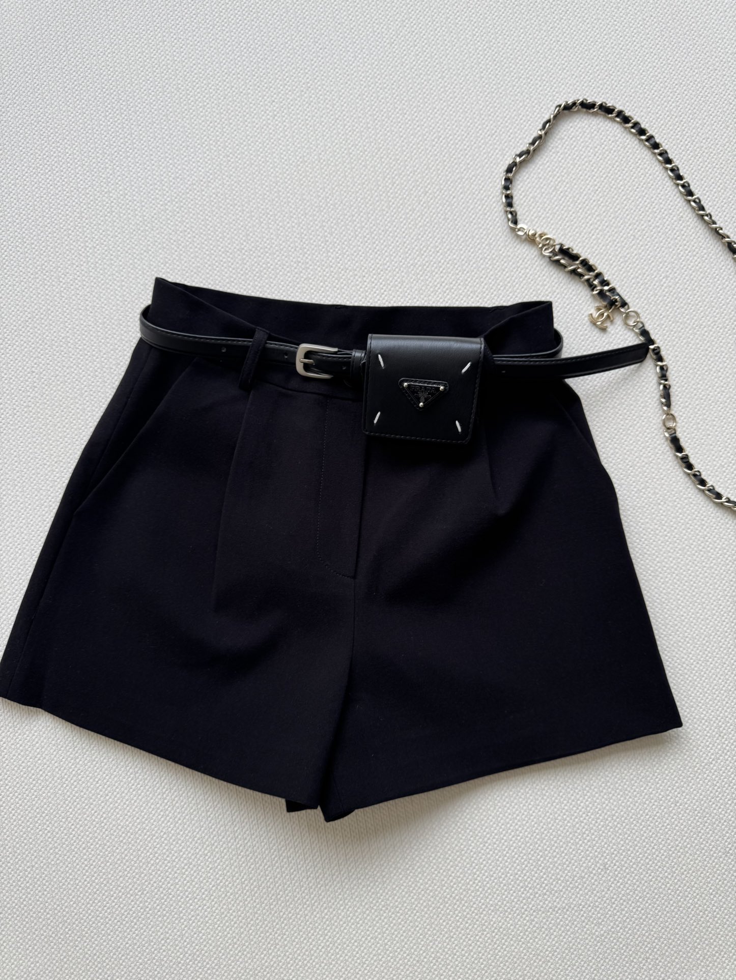 NO:470354,Prad*25SS new shorts customized wool blend fabric. The waistband is super good texture and the waist packaging decoration is simple without losing the sense of fashion. The decoration of the triangle logo is the finishing touch, making the whole pants look very personal. It is very relaxing and comfortable to wear on the body. Whether it is shopping or dating, it can easily control SML, prada, shorts, alexander wang19860909Prad*25SS新款短裤定制羊毛混纺面料 质感超好腰带配上腰包装饰简约而不失时尚感三角标的装饰更是点睛之笔,让整个裤子看起来非常有个性.穿在身上非常轻松自在,无论是逛街还是约会,都能让你轻松驾驭SML,,prada,shorts,alexander wang,Women's clothing