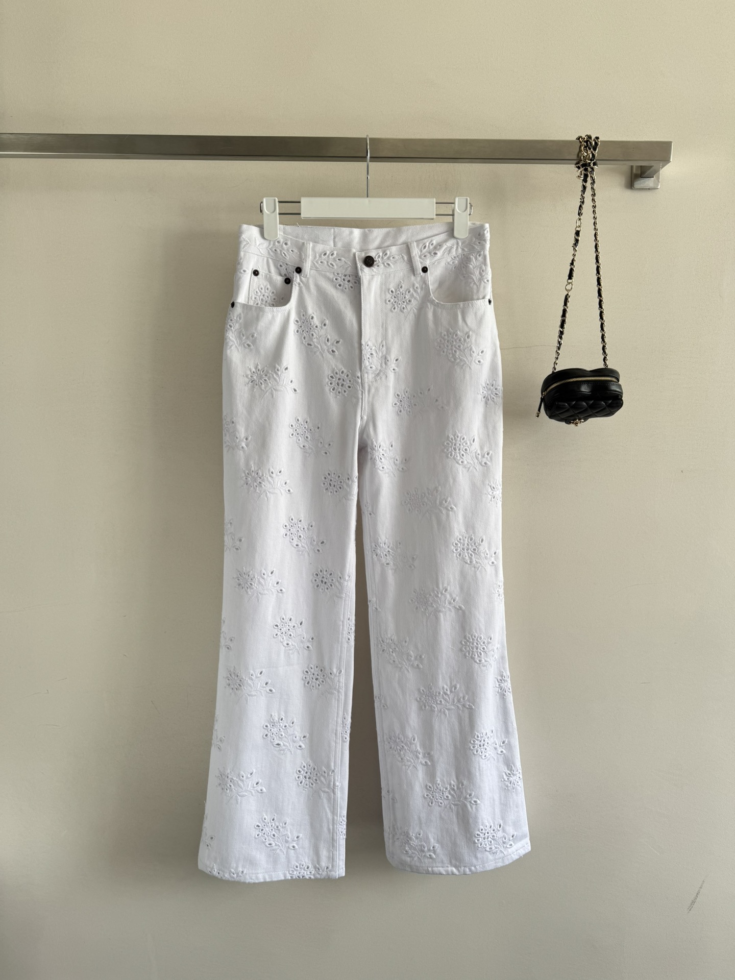 NO:470346,chlo*25FW new model, three-dimensional embroidery craftsmanship, jeans with good quality workmanship, retro, comfortable and wide, and the custom-made exquisite flowers are sewn on the pants. The three-dimensional high-waisted style design shows long legs, fashionable and versatile, with beautiful upper body SML, chloe, alexander wang19860909chlo*25FW新款 立体绣花工艺牛仔长裤品质做工处理的很好 复古舒适挺阔 重工定制精美花朵缝制在裤子上,立体高级高腰的版型设计显腿长,时尚又百搭,上身绝美SML,,chloe,alexander wang,Women's clothing