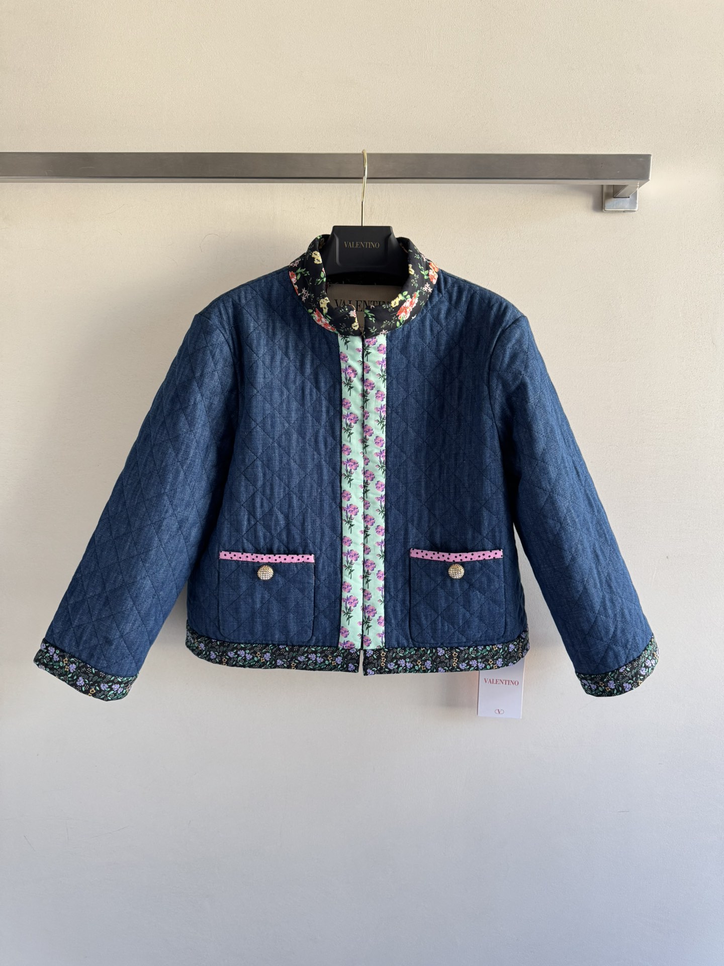 NO:483168,Valentin*25FW's new floral cotton jacket adopts floral splicing design to highlight the unique and fashionable feeling. The style is soft and comfortable and not bloated. The stand-alone double pocket classic design has strong sense of detail. The regular style does not pick on body outfits, perfectly showing the unique charm of women. Whether it is matched with skirts or jeans, they are fashionable and generous. Add a touch of characteristics to your autumn and winter look. It is cool and sassy SML-, valentino, skirts, jeans, jackets & coats, alexander wang19860909Valentin*25FW新款碎花棉服夹克采用碎花拼接设计 凸显个性时尚感 版型柔软舒适不臃肿,立领双口袋经典设计 细节感很强常规版型不挑身材穿搭,完美展现女性独特魅力无论是搭配裙子还是牛仔裤,都时尚大方 给你的秋冬造型增添一丝特色 又酷又飒SML-,,valentino,skirts,jeans,jackets & coats,alexander wang,Women's clothing