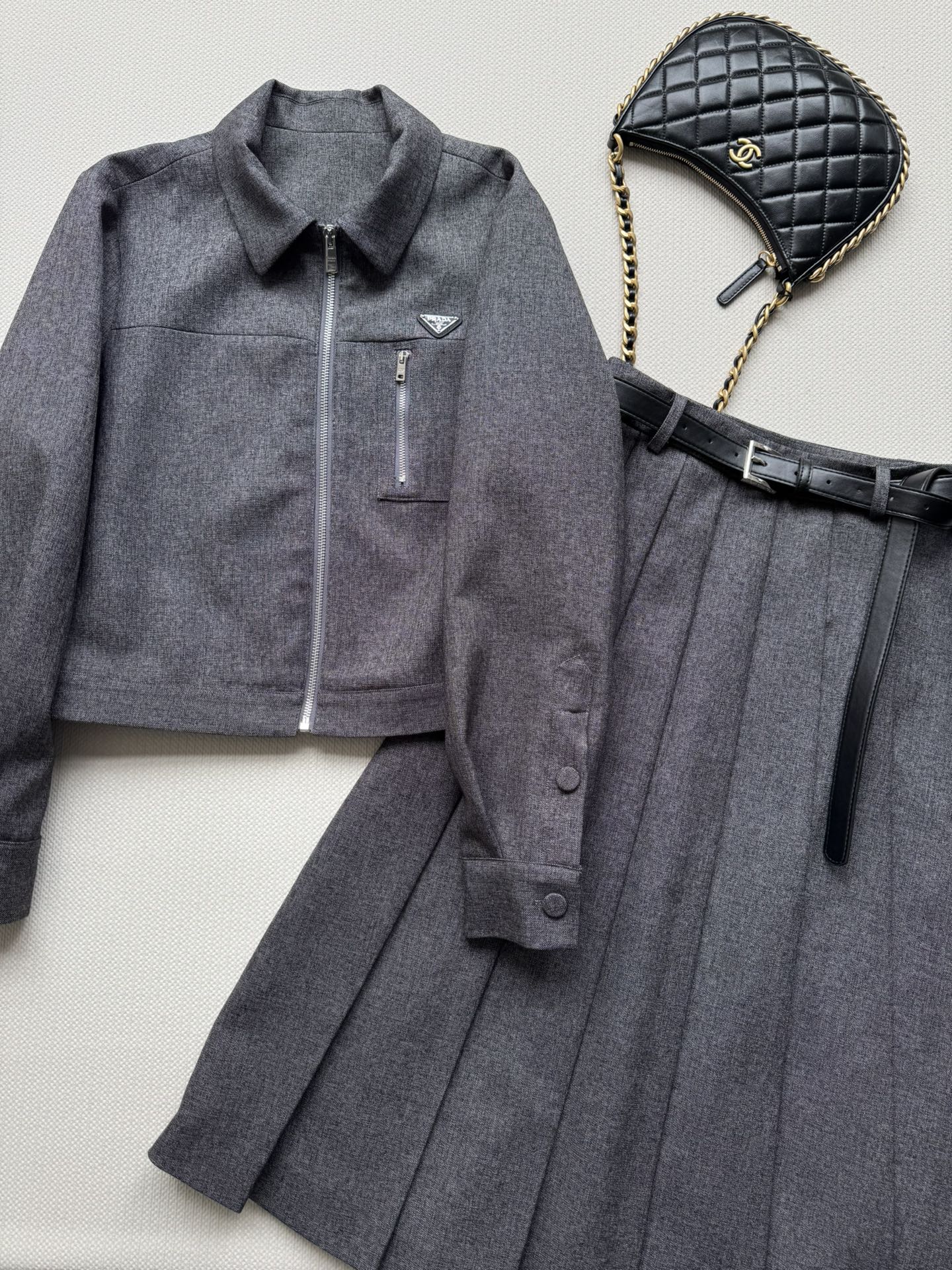 NO:470335,Prad*25FW's new classic pleated skirt, elegant wide pleats, release exquisite charm, high-waisted style, super slim and tall, paired with belt decoration, the overall classic and outdated, fashionable and versatile ~ the moderately length cut is simple and elegant, and the practical wear is full!  Recommended outfits with jackets, full of high-end feel, whether it is shopping and commuting, SMl, prada, skirts, jackets & coats, alexander wang19860909Prad*25FW新款经典百褶半裙,优雅的宽褶裥,释放精致魅力高腰版型超显瘦显高,搭配腰带装饰点缀 整体经典不过时 时尚百搭～长度适中的剪裁简洁大方,实穿度拉满！推荐与外套一套穿搭 高级感满满无论日常逛街通勤穿搭都SMl,,prada,skirts,jackets & coats,alexander wang,Women's clothing