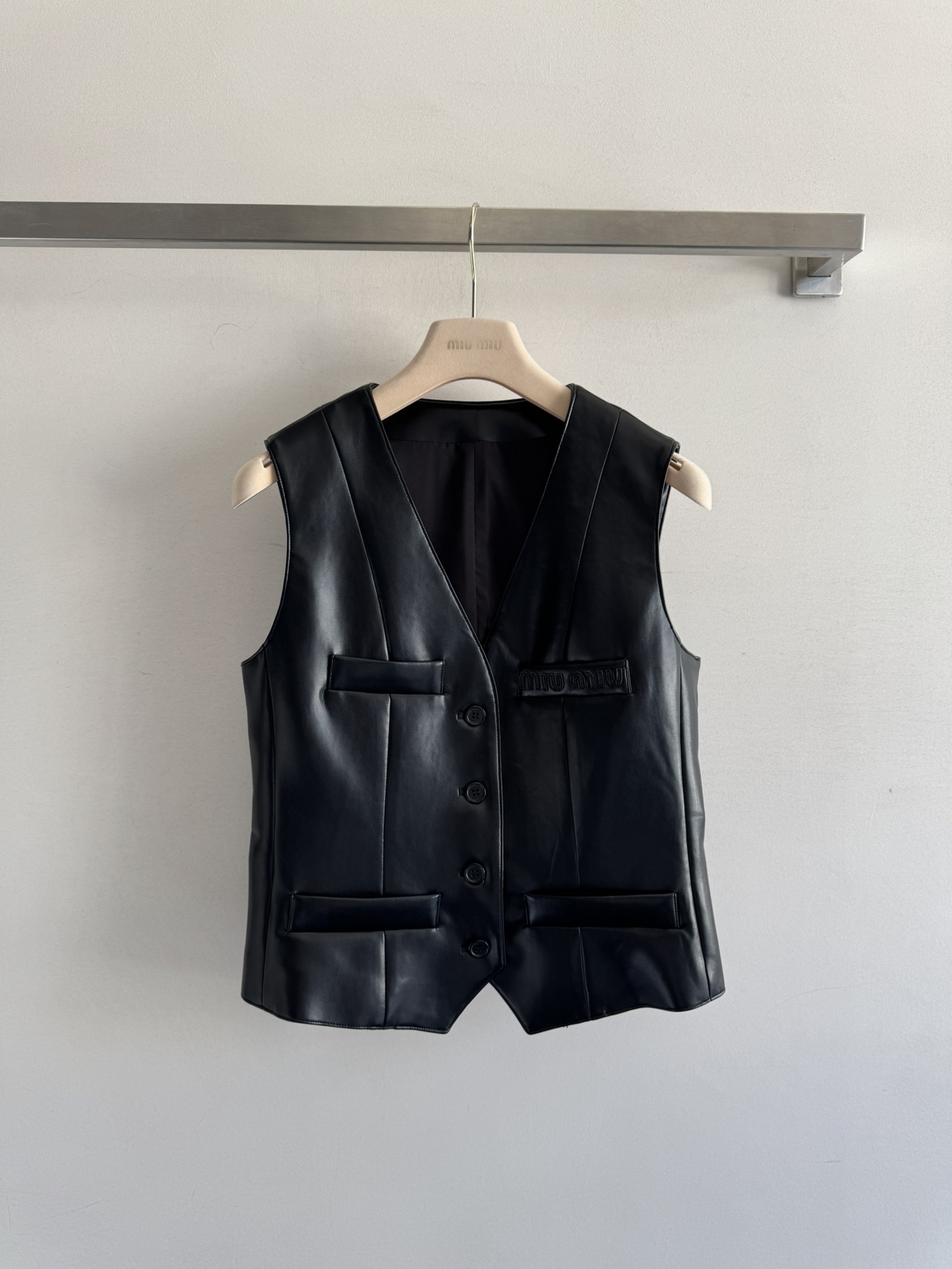 NO:471830,MiuMi*25FW's new vest delicate PU leather creates a high-end texture. The V-neck design modifies the face shape, instantly lengthens the neck line, making the face look super small and delicate. The sleeveless style easily shows elegant shoulder lines, and the short design makes the legs look longer. Wear it, it can easily have supermodel proportions. Daily matching with white shirts and leather skirts is classic and unique, adding more elegance and ability SML-,,miumiu, skirts, shirts, alexander wang19860909MiuMi*25FW新款马甲细腻的PU皮质营造出高级的质感 V领设计修饰脸型,瞬间拉长颈部线条,让脸看起来超小巧精致.无袖款式,轻松展现优雅的肩部线条,而且短款设计,特别显腿长,穿上它,轻松拥有超模比例.日常搭配白色衬衫和皮裙经典又有个性 增添了更多优雅与干练SML-,,miumiu,skirts,shirts,alexander wang,Women's clothing