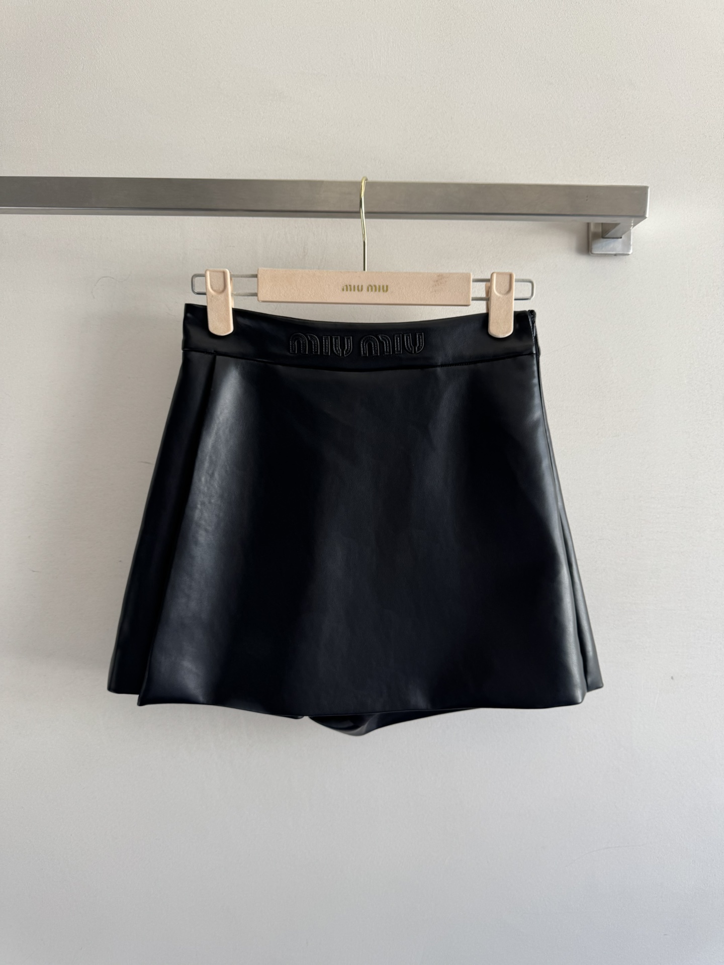 NO:471835,MiuMi*25FW new style pants and skirts, black pants and skirts, simple and classic style, small A-shaped style, simple and neat lines, pure visually very slim, side hidden and pulling design, it is very convenient to put on and take off, delicate and low-light PU leather material, three-dimensional and crisp but not stiff, simple and comfortable to wear, and it is very easy to wear, and it is very easy to match with sweaters, woolen materials, the collision of the material will make it more autumn and winter, fashionable and practical SML, miumiu, skirts, sweaters, alexander wang19860909MiuMi*25FW新款裤裙 黑色小裤裙 简洁经典的款式,小A字型的版型,线条简洁利落,纯视觉上非常显瘦,侧隐拉设计,平时穿脱就很方便细腻低光的PU皮料,裤型立体挺括而不生硬,穿起来简约舒适又显瘦,黑色巨好搭,搭配毛衣、呢料之类,那种材质的碰撞感,会更有秋冬的感觉,时髦还实用SML,,miumiu,skirts,sweaters,alexander wang,Women's clothing